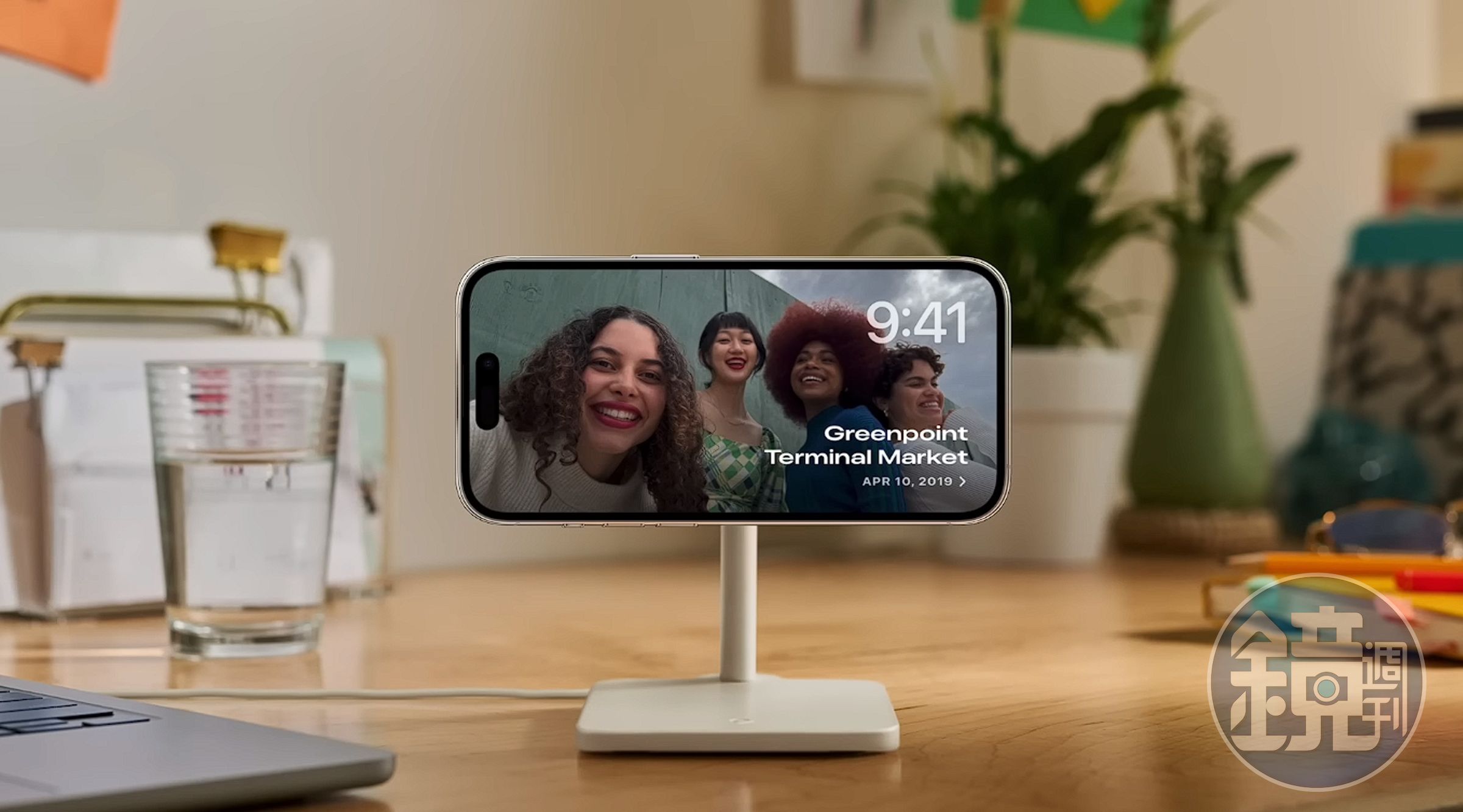 Standby待機功能讓iPhone在充電時可化身小型智慧螢幕。（翻攝自Apple）