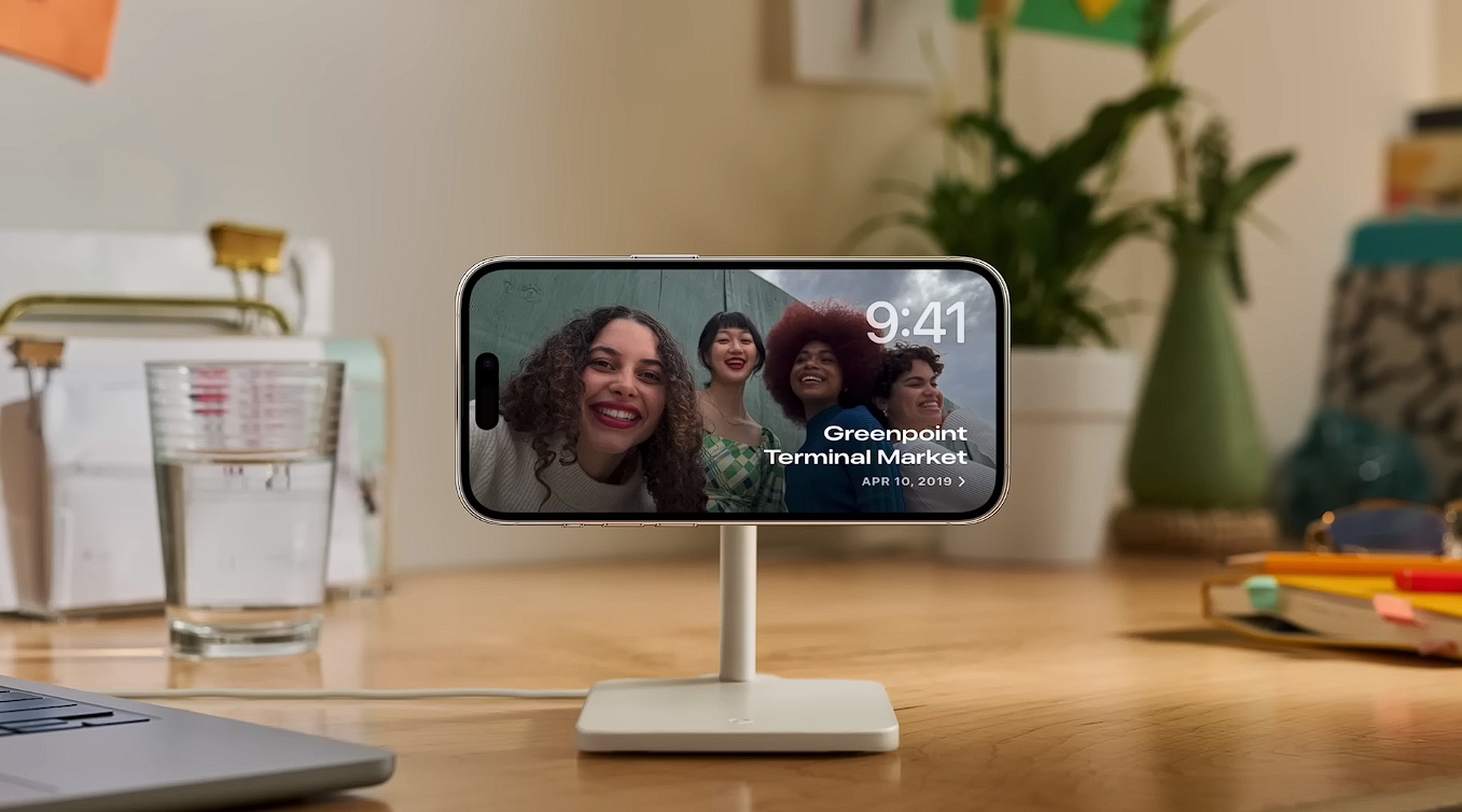 Standby待機功能讓iPhone在充電時可化身小型智慧螢幕。(翻攝自Apple)