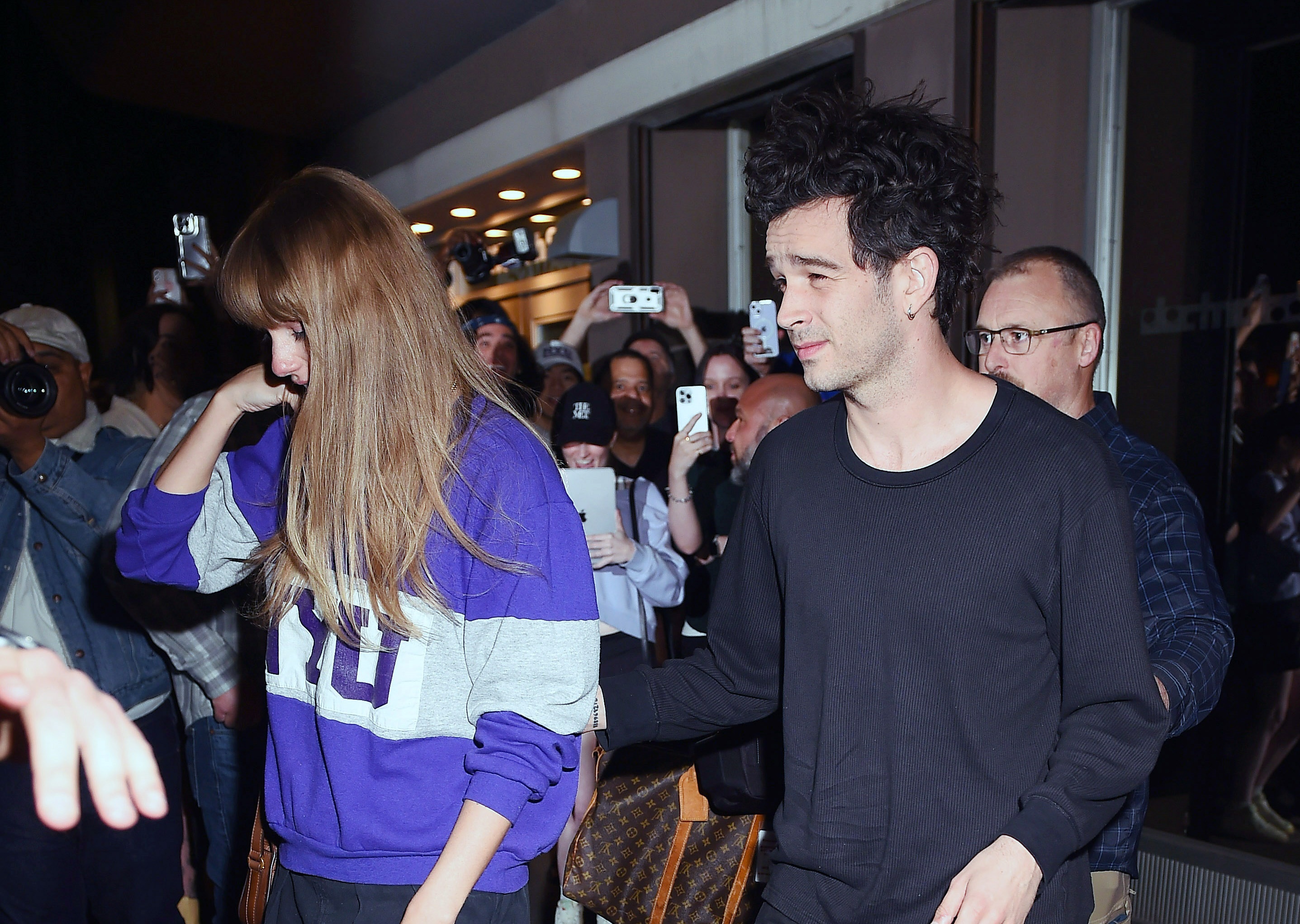 泰勒絲（左）與馬蒂希利（右）在5月15日才一起離開紐約格林威治村的錄音室，如今傳出分手消息。（東方IC）