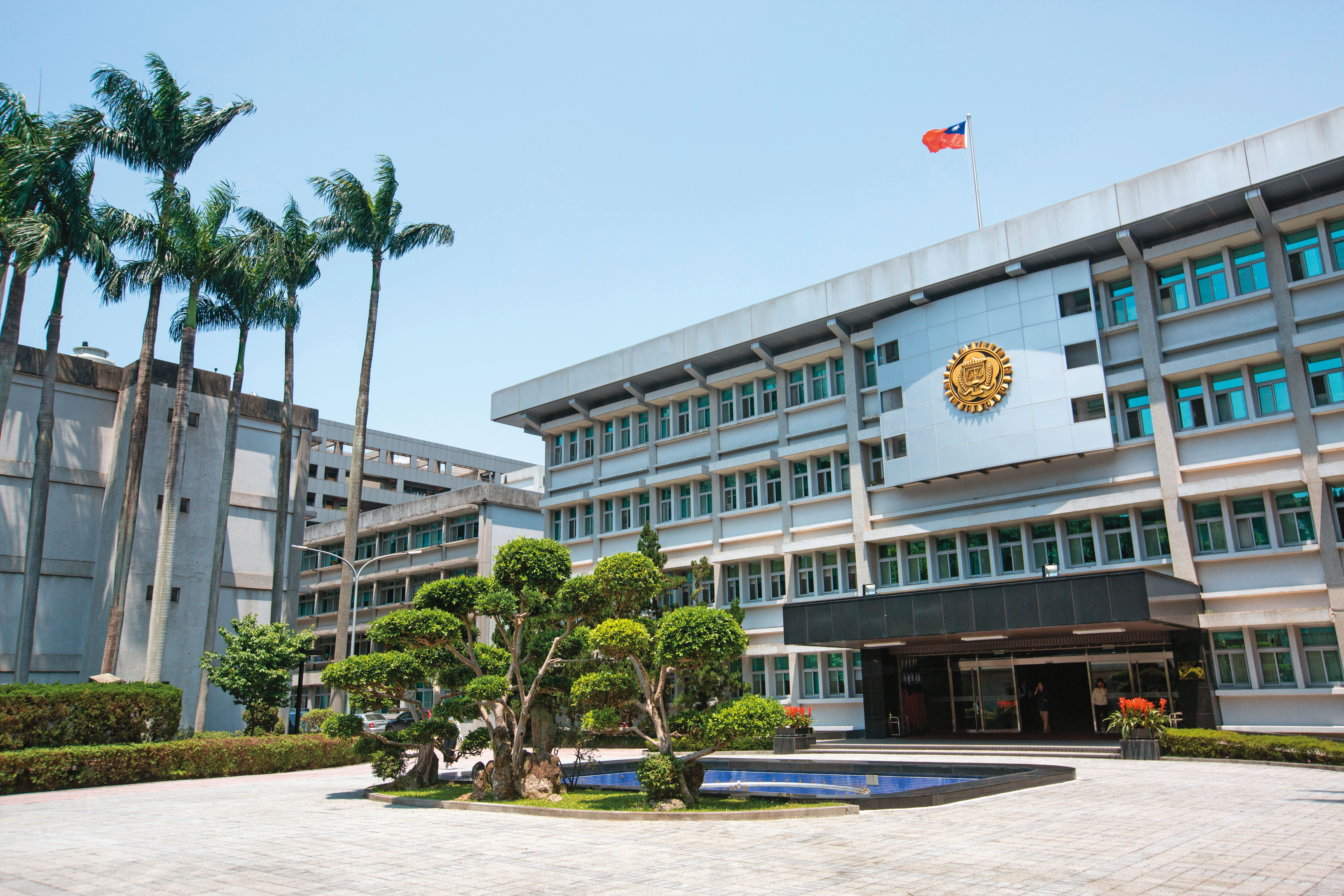 調查局清查發現1名調查官以積蓄、貸款及借錢共投資im.B上千萬元，至今未拿回本金，損失慘重。