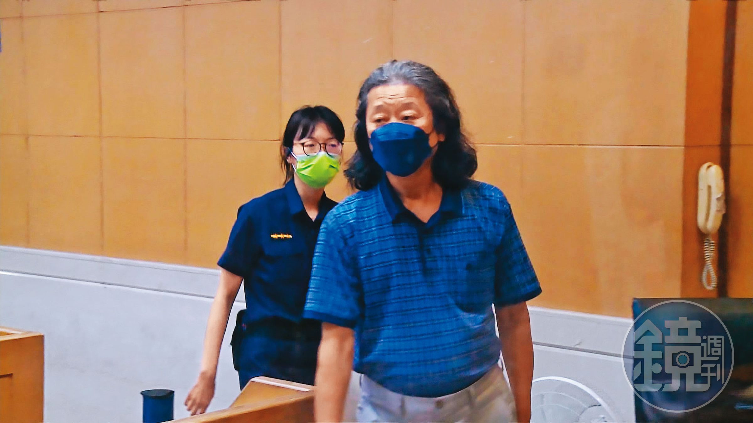 行政院前顧問陳振坤（右）在宜蘭租屋供曾國緯藏匿，檢方還懷疑他幫曾脫產，訊後原將他以5萬元交保，但他喊缺錢，才改以3萬元保釋。（東森新聞提供）