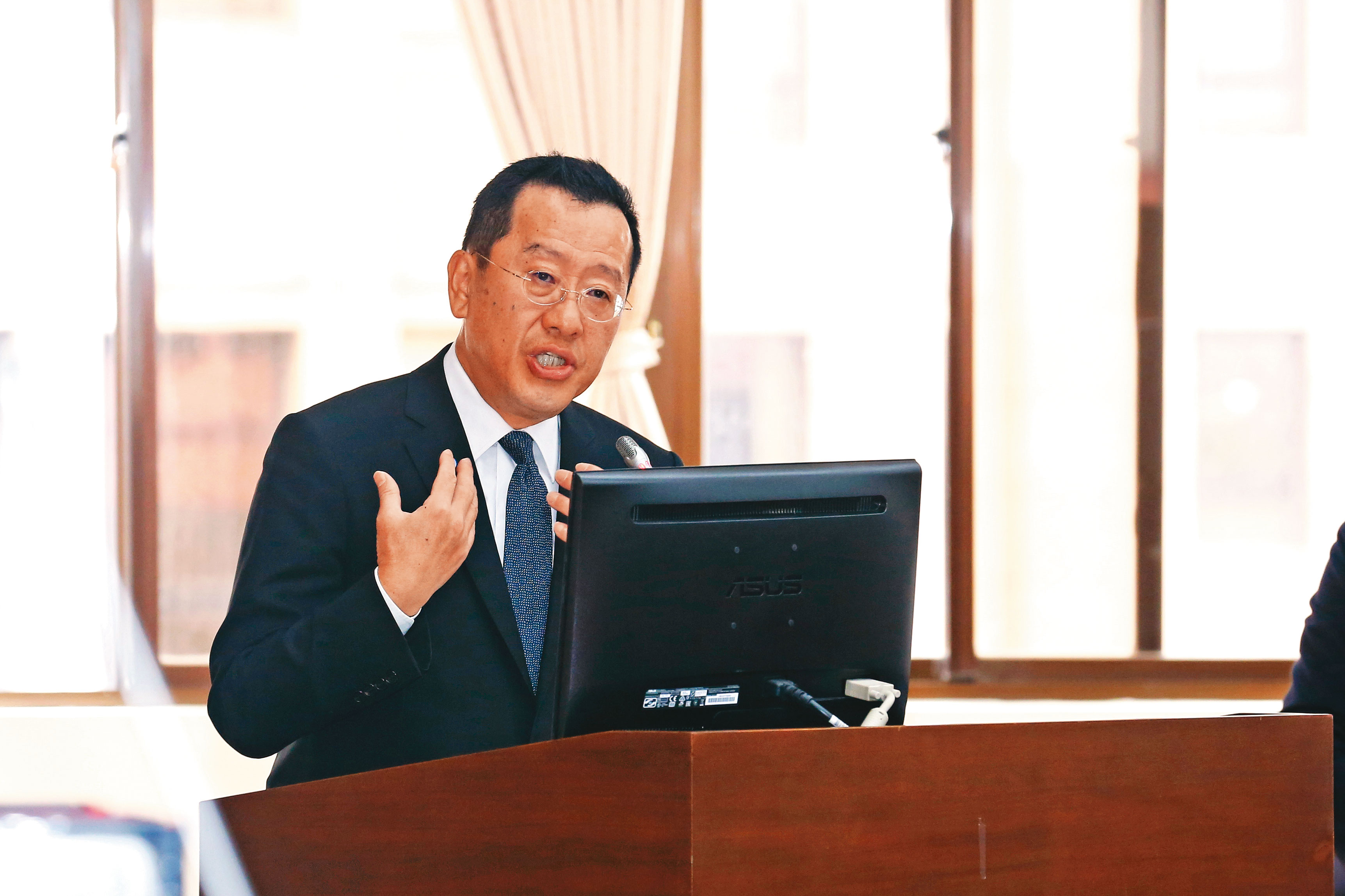 顧立雄接替李瑞倉擔任金管會主委，認為P2P是經濟部業務，im.B風暴才持續擴大。