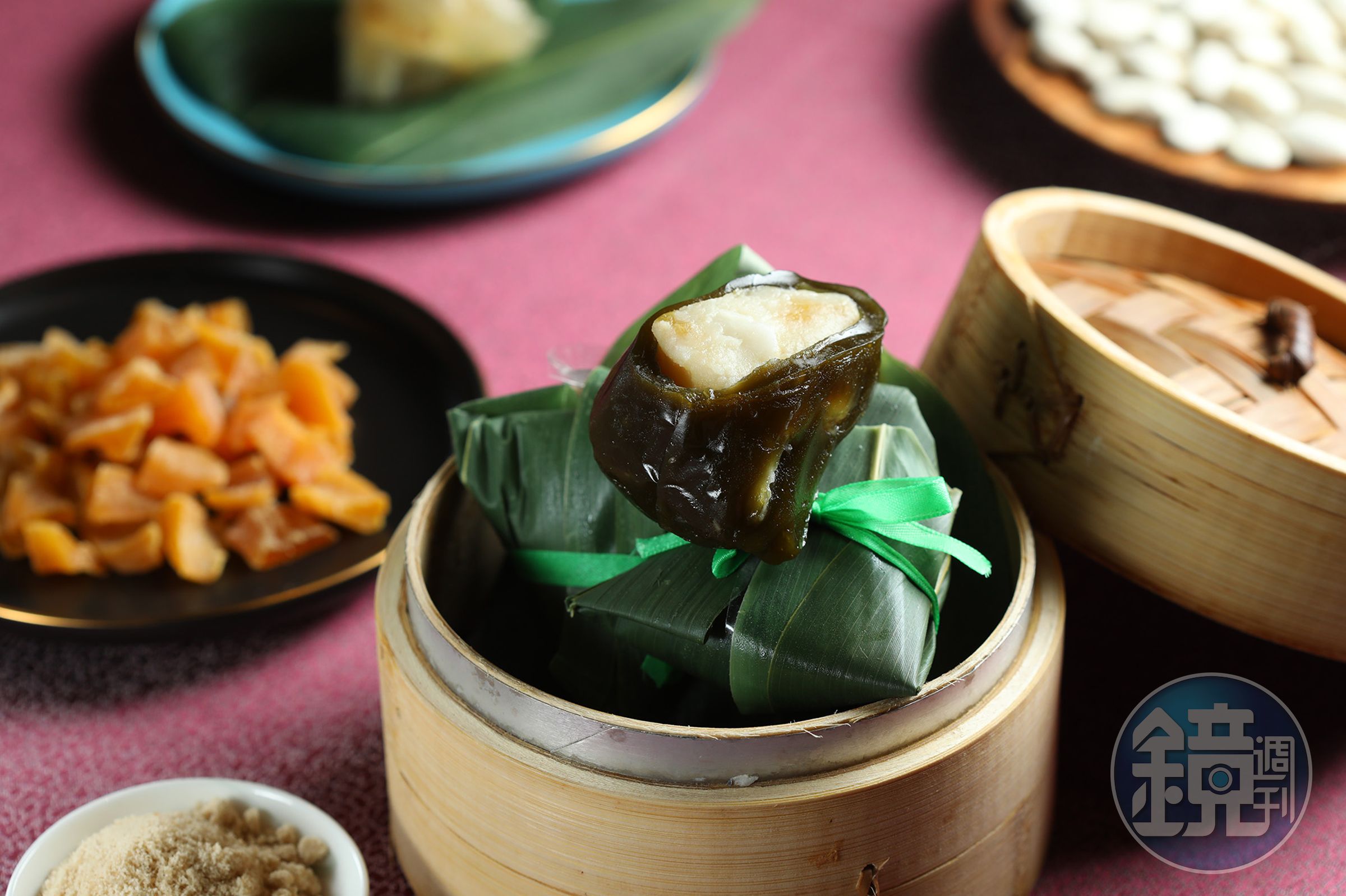 使用金萱柚子茶製作抹茶風味外皮的「金萱柚子茶麻糬冰粽」，包入水蜜桃乾白鳳豆內餡。（108元／顆）