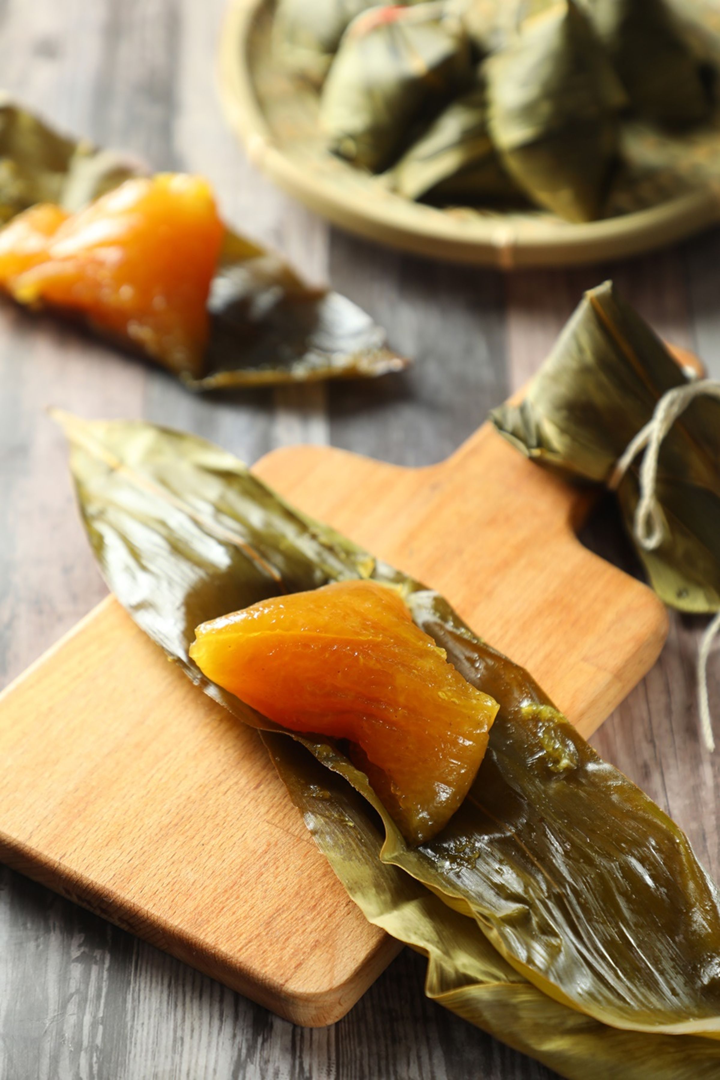 陳苑昇心目中「原味鹼粽」最美味的吃法，是蘸著二砂糖一起享用。（30元／顆）