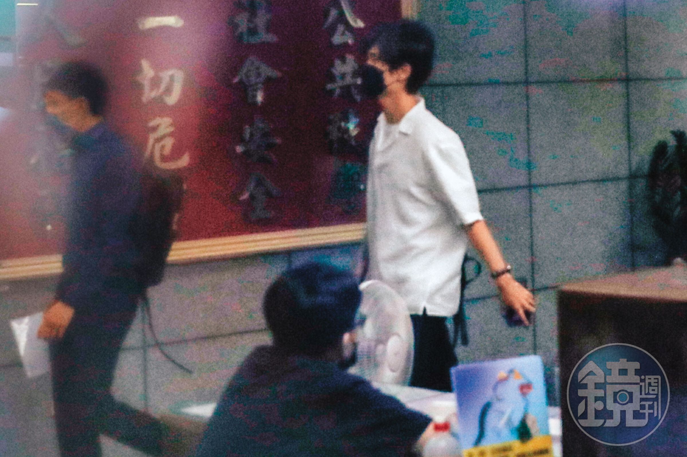 口罩男(右)到台北市中正第一分局向網友提告。