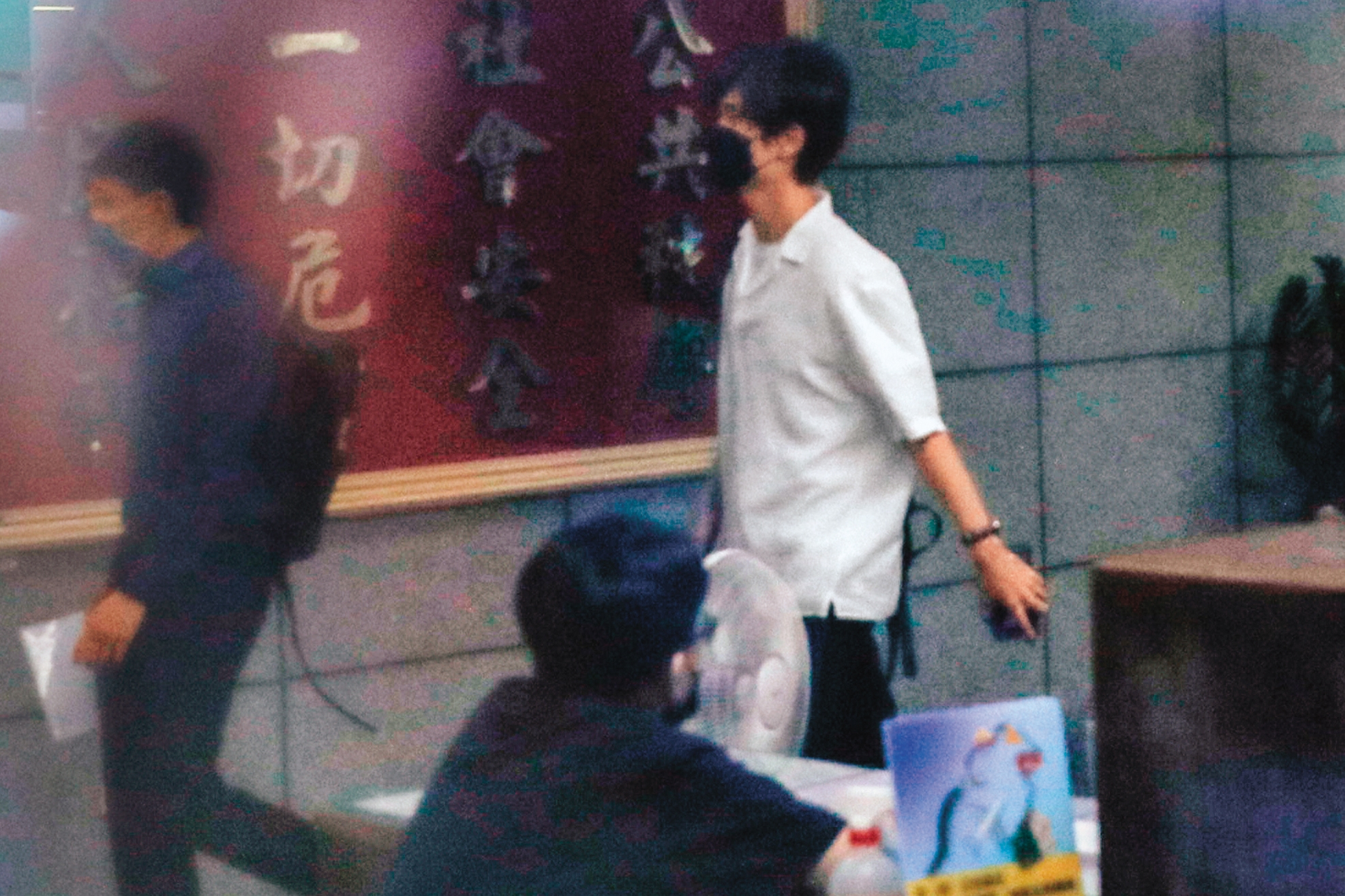 口罩男（右）到台北市中正第一分局向網友提告。