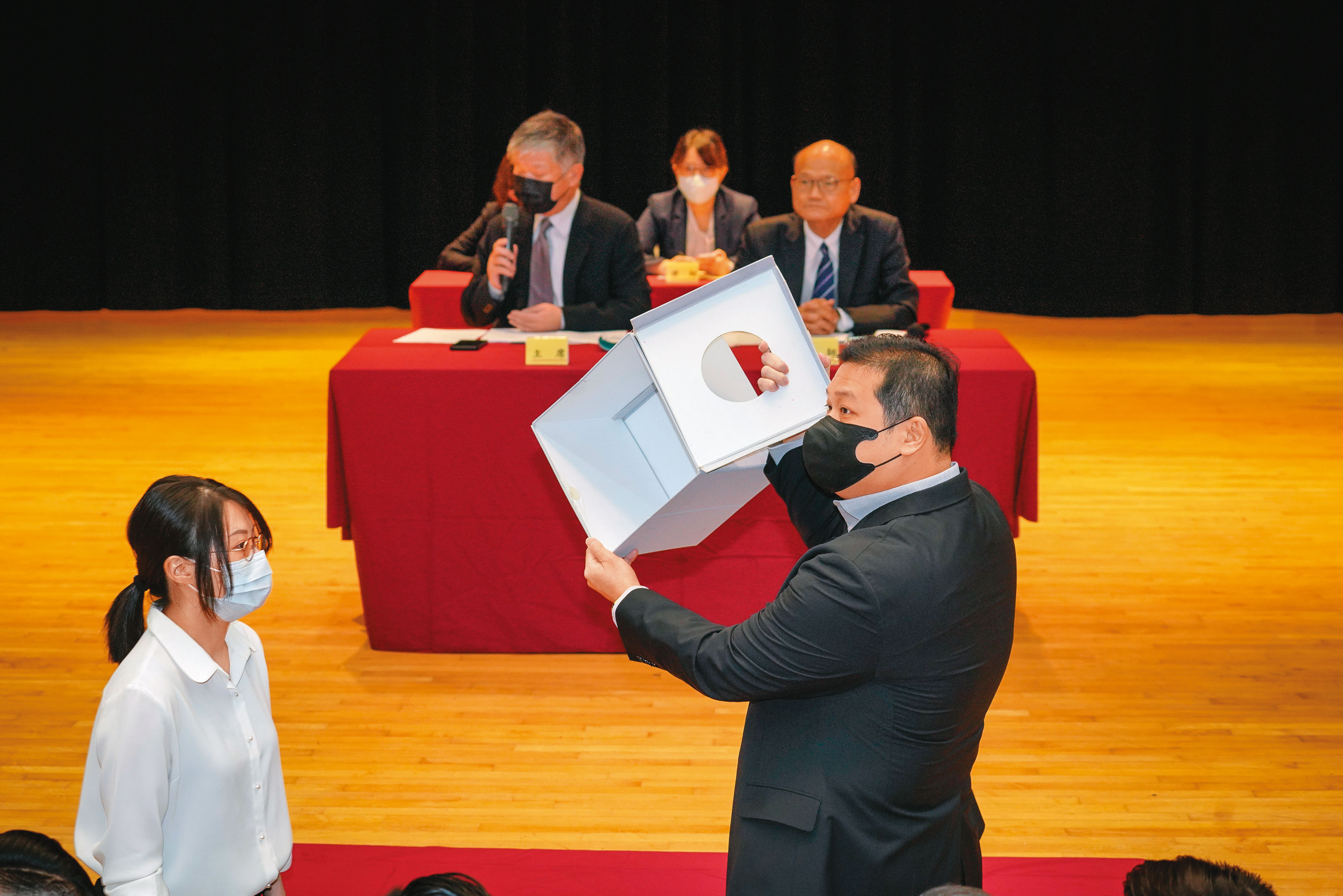 龍邦遭詹家指控，股臨會改選當天發生投票股數大於出席股數的弊端。
