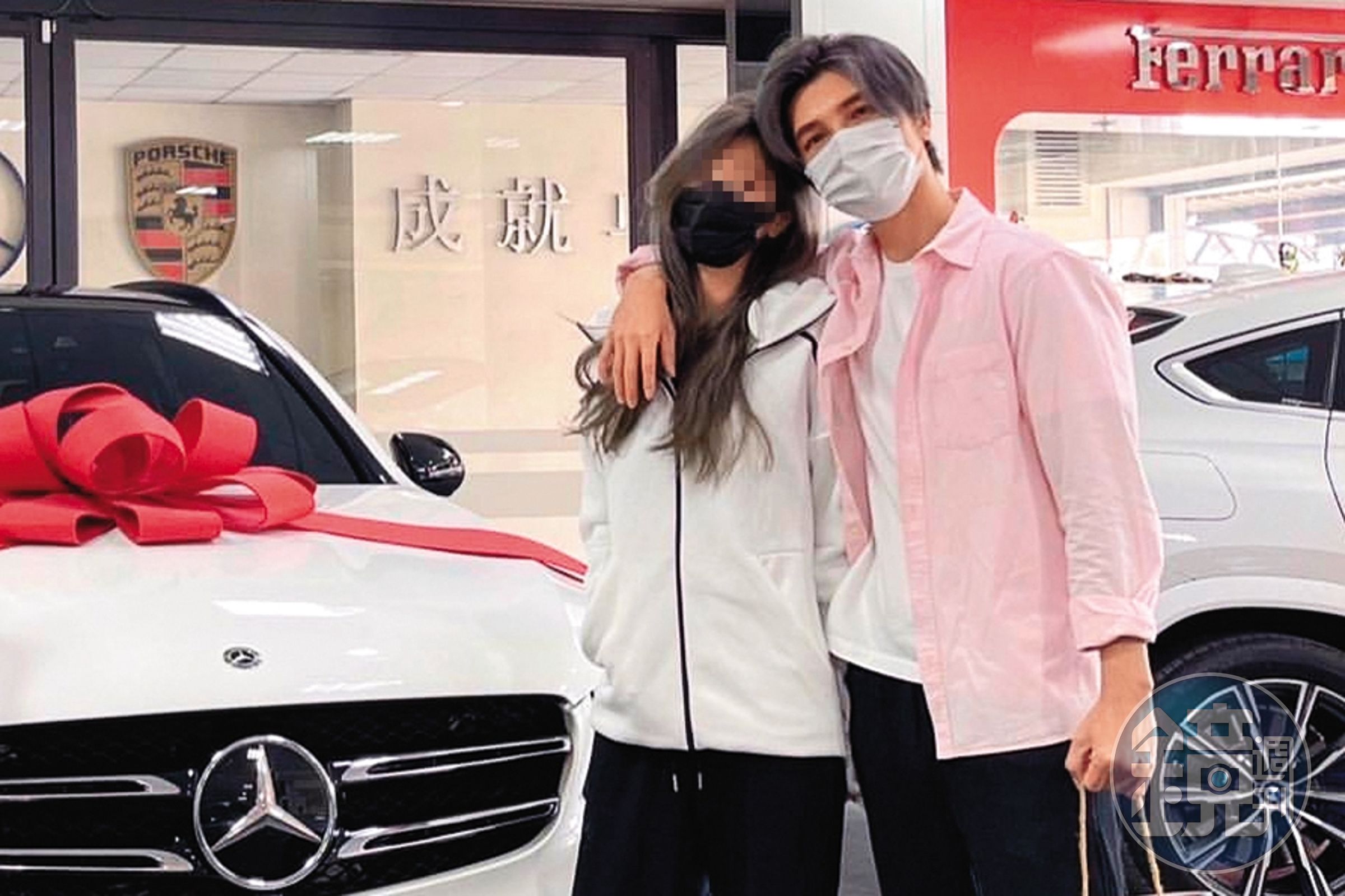 口罩男(右)曾帶樂兒(左)買賓士新車秀恩愛。(翻攝自口罩男IG)