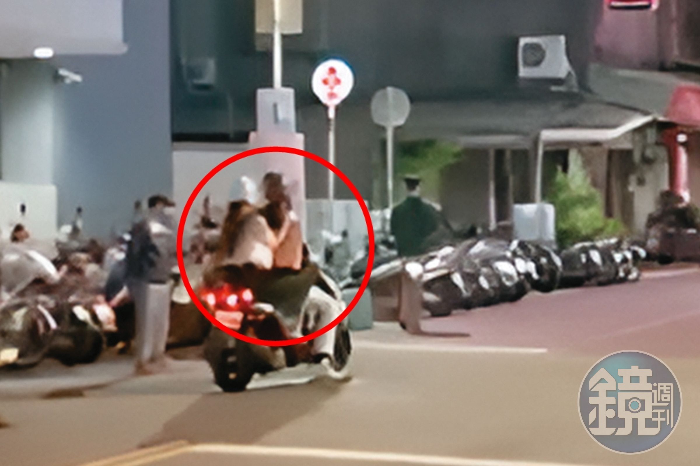 周曉涵被王新凱載著揚長離去，畢竟機車的座位大小有限，兩人肉貼著肉消失在夜色之中。（讀者提供）