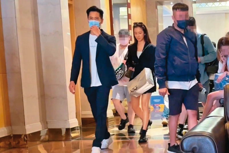 5月28日 06：44 周曉涵（右）跟「舊愛」周孝安（左）一齊現身錢櫃，進行一場夜唱的聚會。