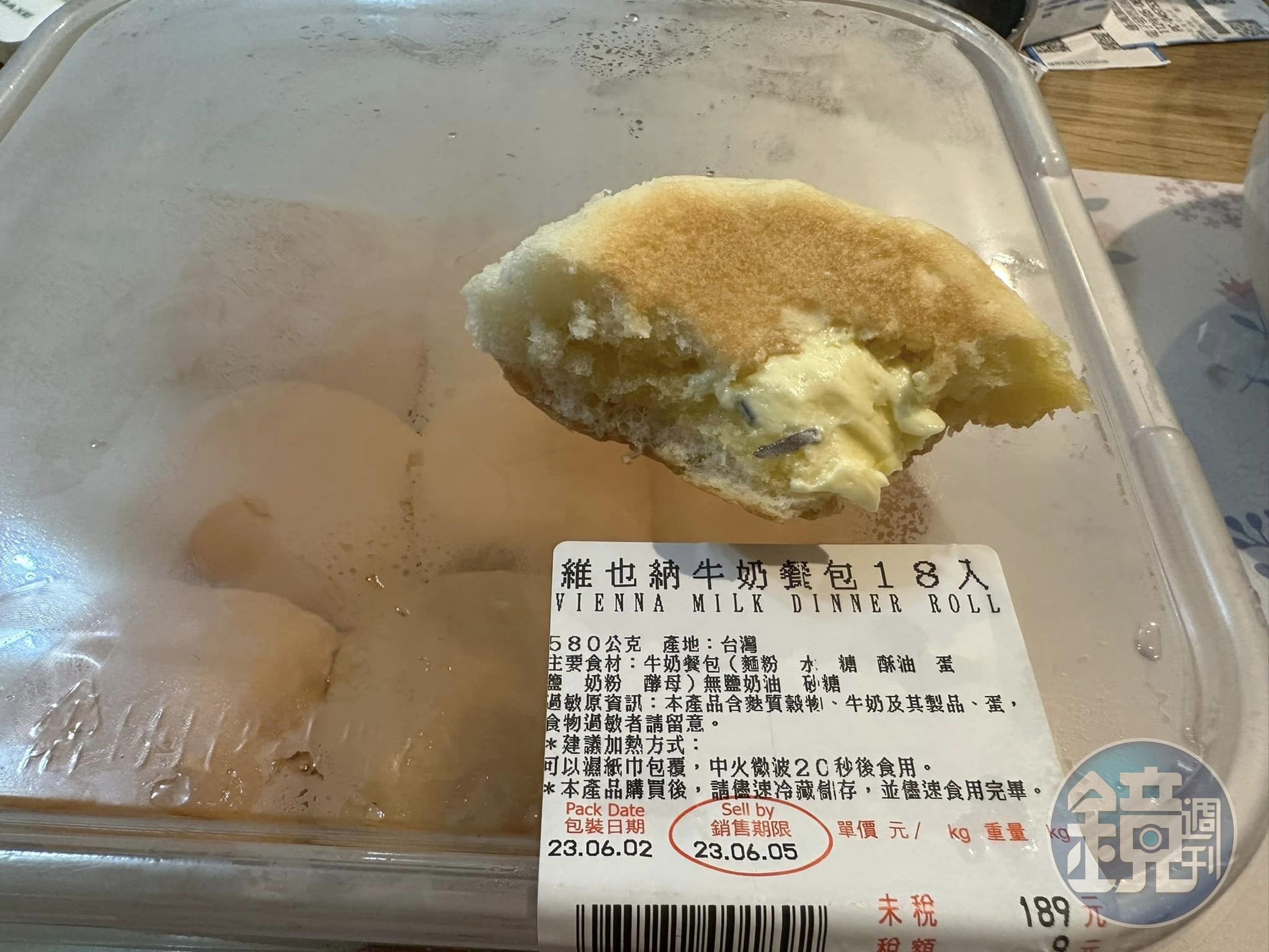 有消費者表示,自己吃餐包時發現吃到異物,引發網路熱議。(翻攝自Costco好市多 商品經驗老實說)