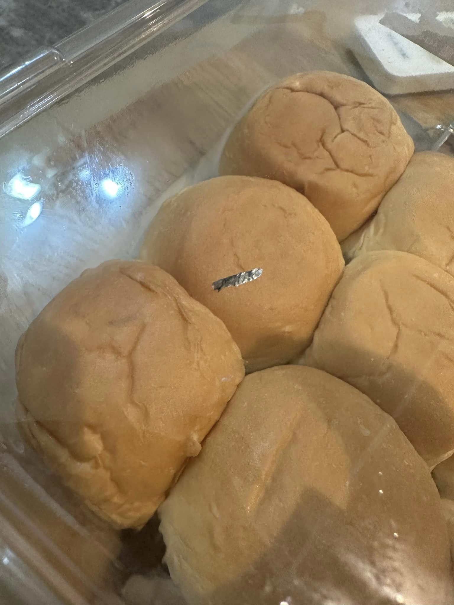 餐包內的異物疑似是包裝奶油的鋁箔紙。（翻攝自Costco好市多 商品經驗老實說）