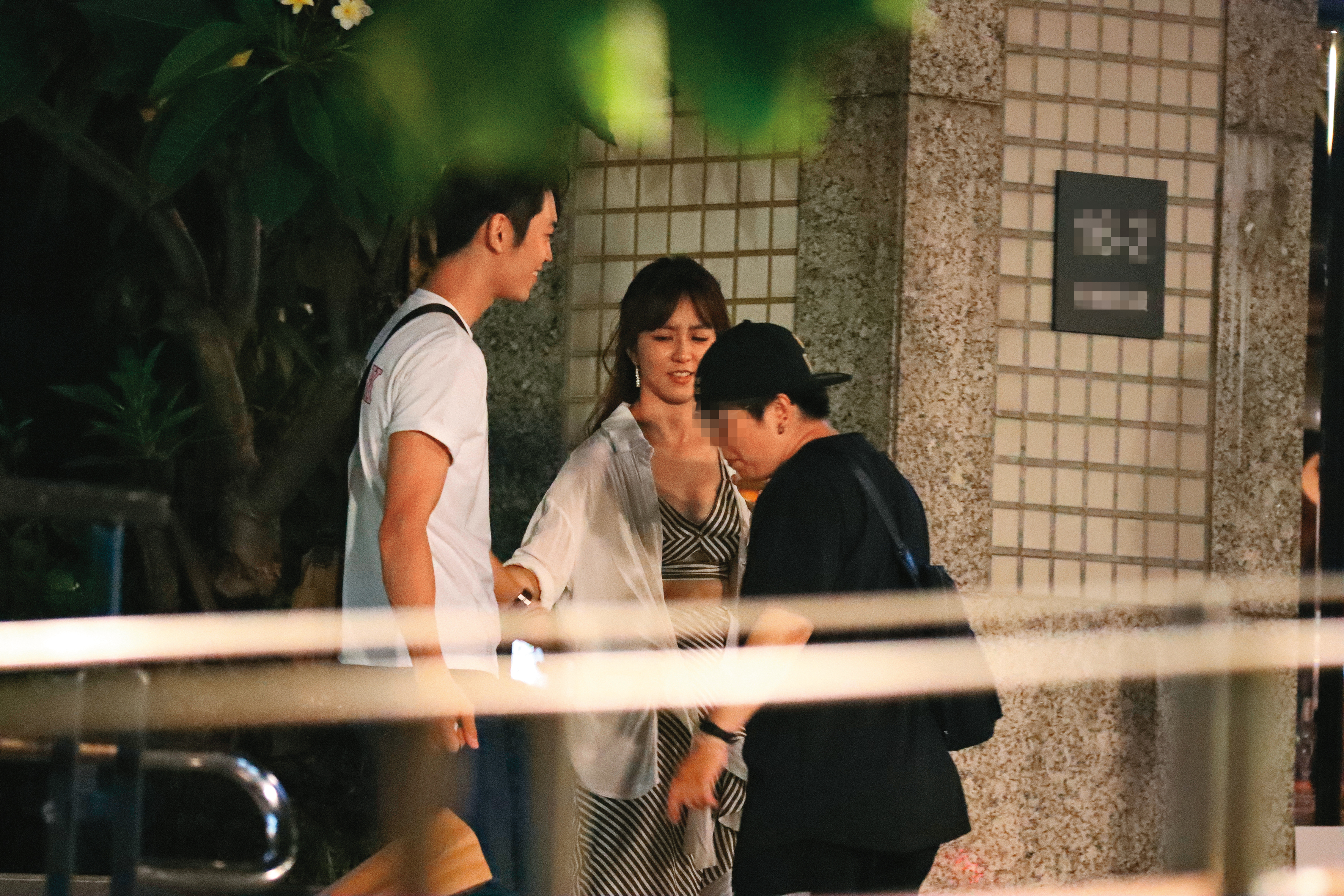 本刊之前拍到周曉涵（中）跟蘇熙喆（左）交往時的畫面，不過雙雙都沒正面回應。