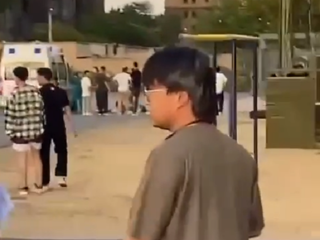 情侶校園真野戰，圍觀鄉民絕頂了？救護車登場太有戲。（翻自《51吃瓜網》）