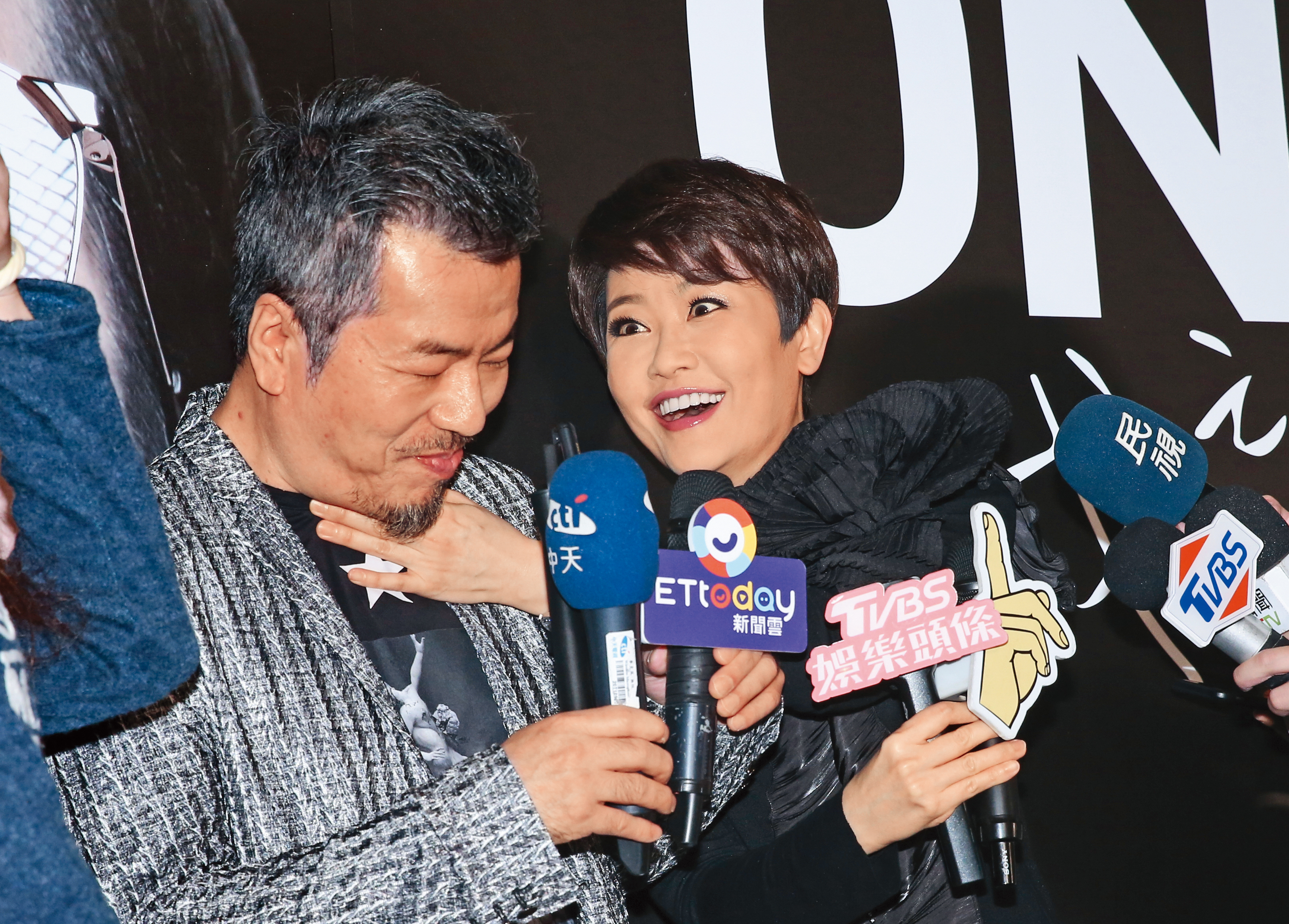 黃國倫(左)、寇乃馨(右)結婚多年,對外是模範夫妻人設,兩人參加林志炫演唱會,這掐老公脖子的動作滿熟練的?