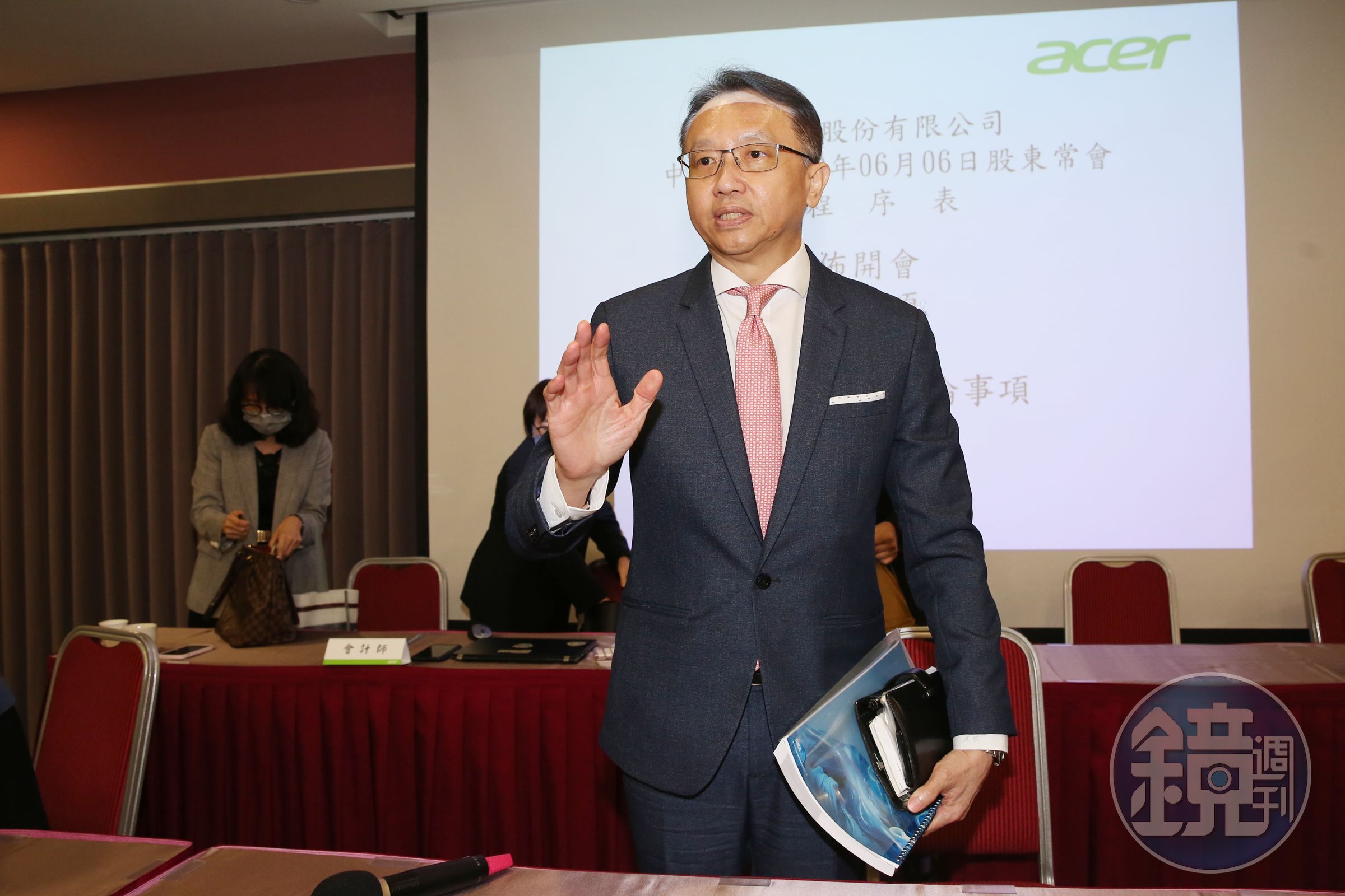 宏碁遭小股東質疑事業太發散，陳俊聖強調此舉為尋找電腦成熟產業的新破口，他私下向媒體預告：「今年10隻小金虎將躍升老虎隊。」