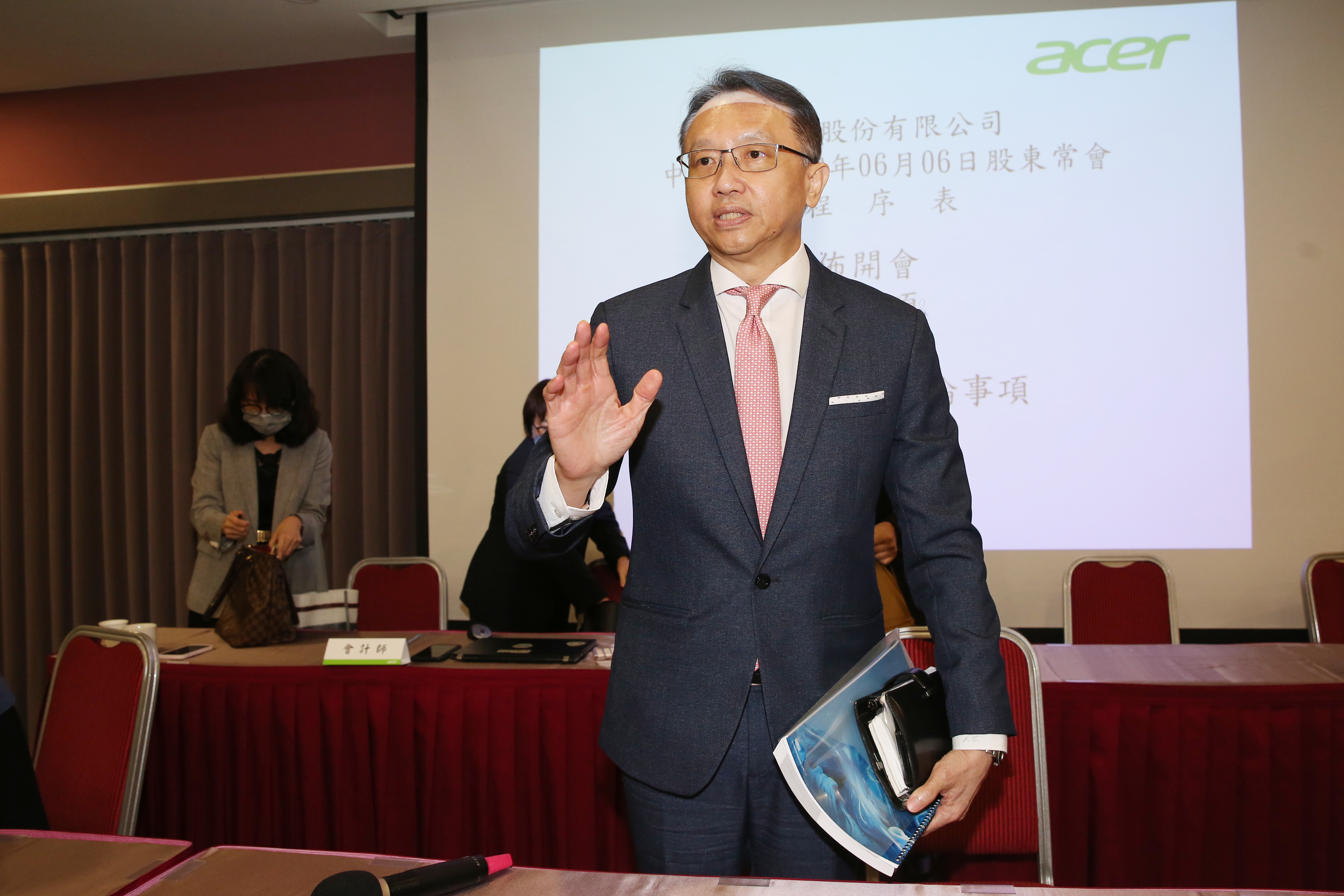 宏碁遭小股東質疑事業太發散，陳俊聖強調此舉為尋找電腦成熟產業的新破口，他私下向媒體預告：「今年10隻小金虎將躍升老虎隊。」