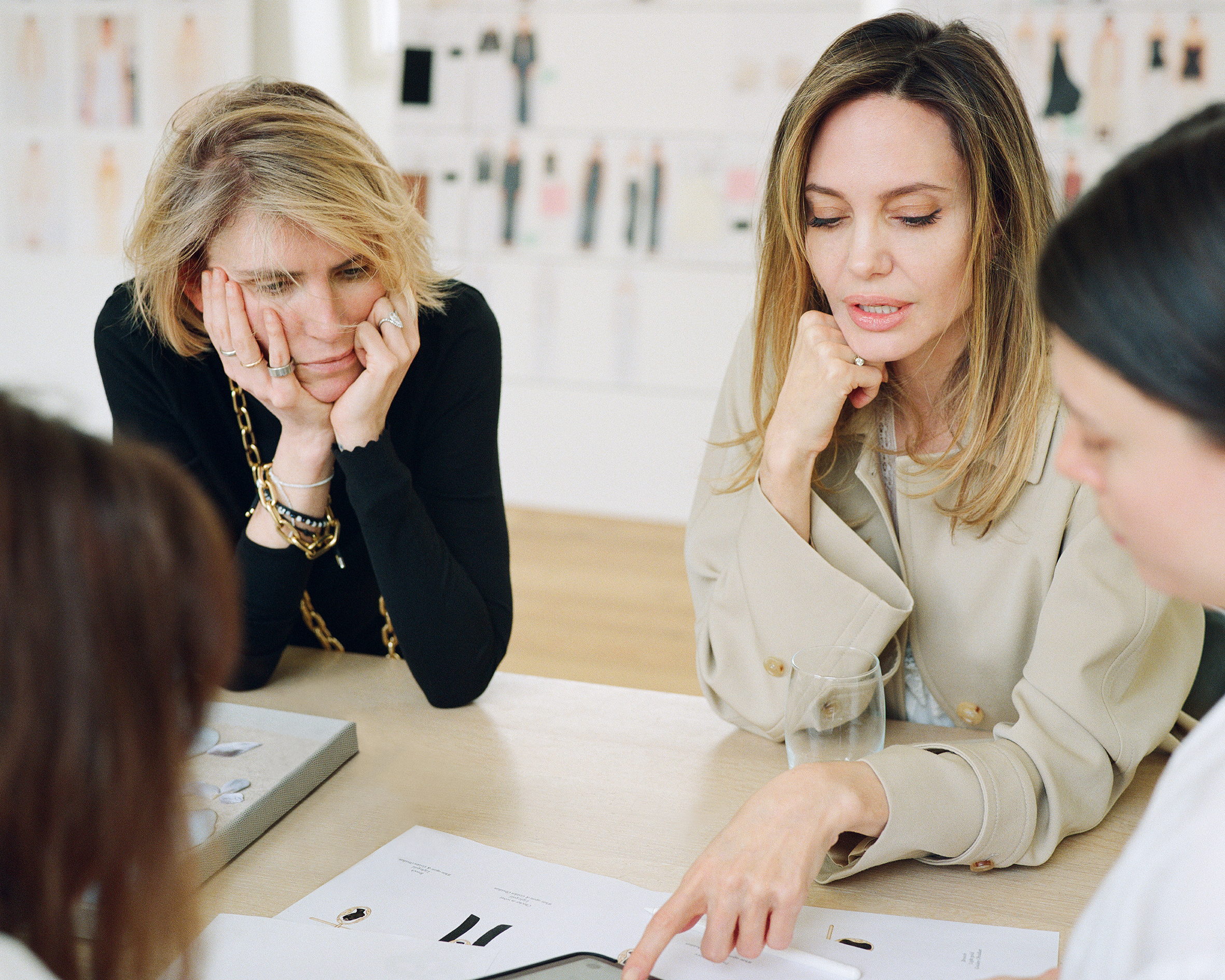 Chloé x Atelier Jolie女裝系列由Chloé創意總監Gabriela Hearst(左)和Angelina Jolie共同設計。(Chloé提供)