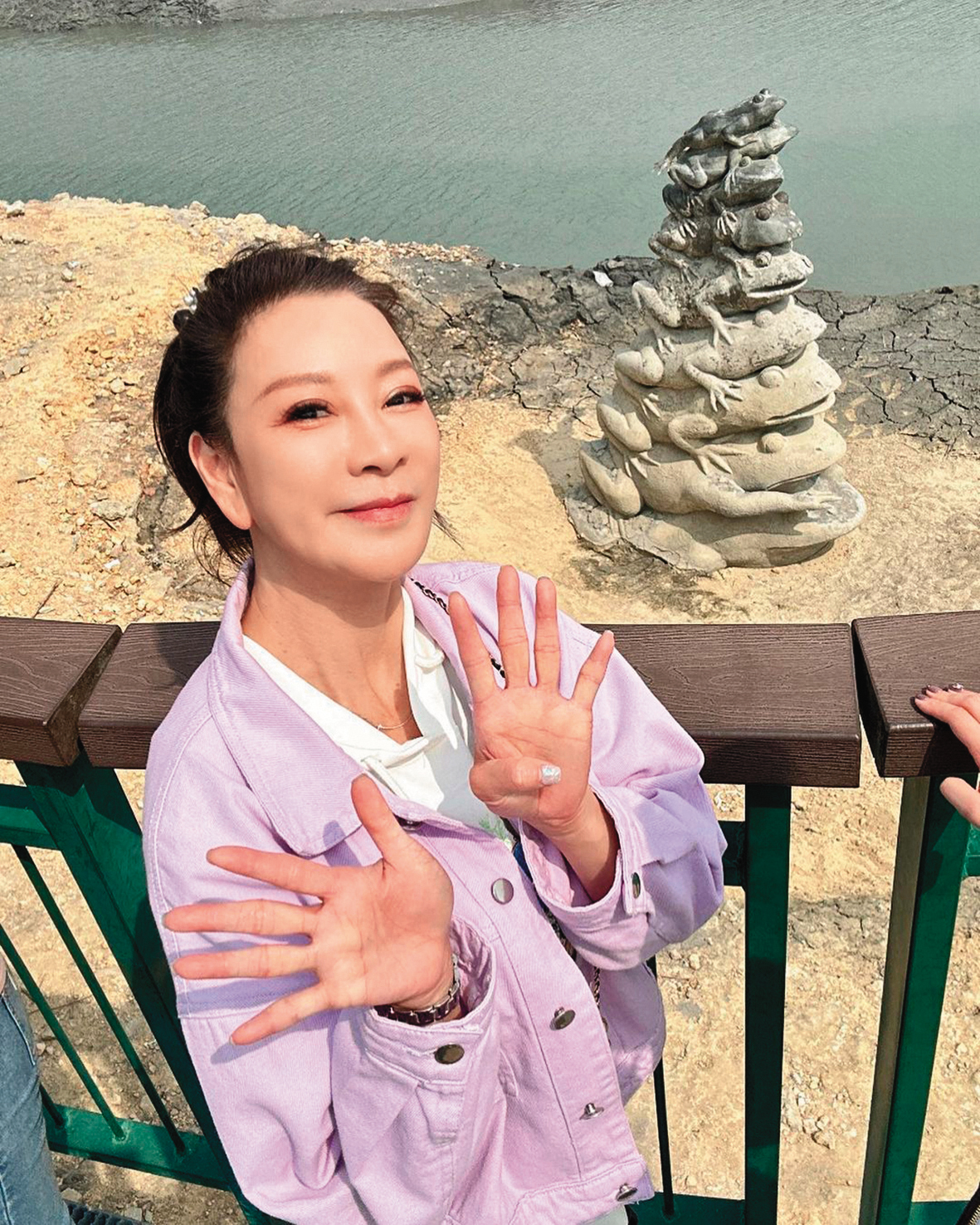 楊繡惠年輕時曾為愛又當酒店妹又當按摩小姐。（翻攝自楊繡惠IG）