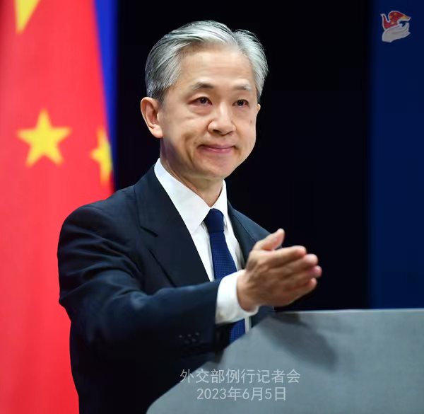 相較於美國國務院聲明提及貝莎蘭的職務全稱,汪文斌只提及「白宮國安會中國事務主任」,刻意省略「台灣」。(翻攝自中國外交部官網)