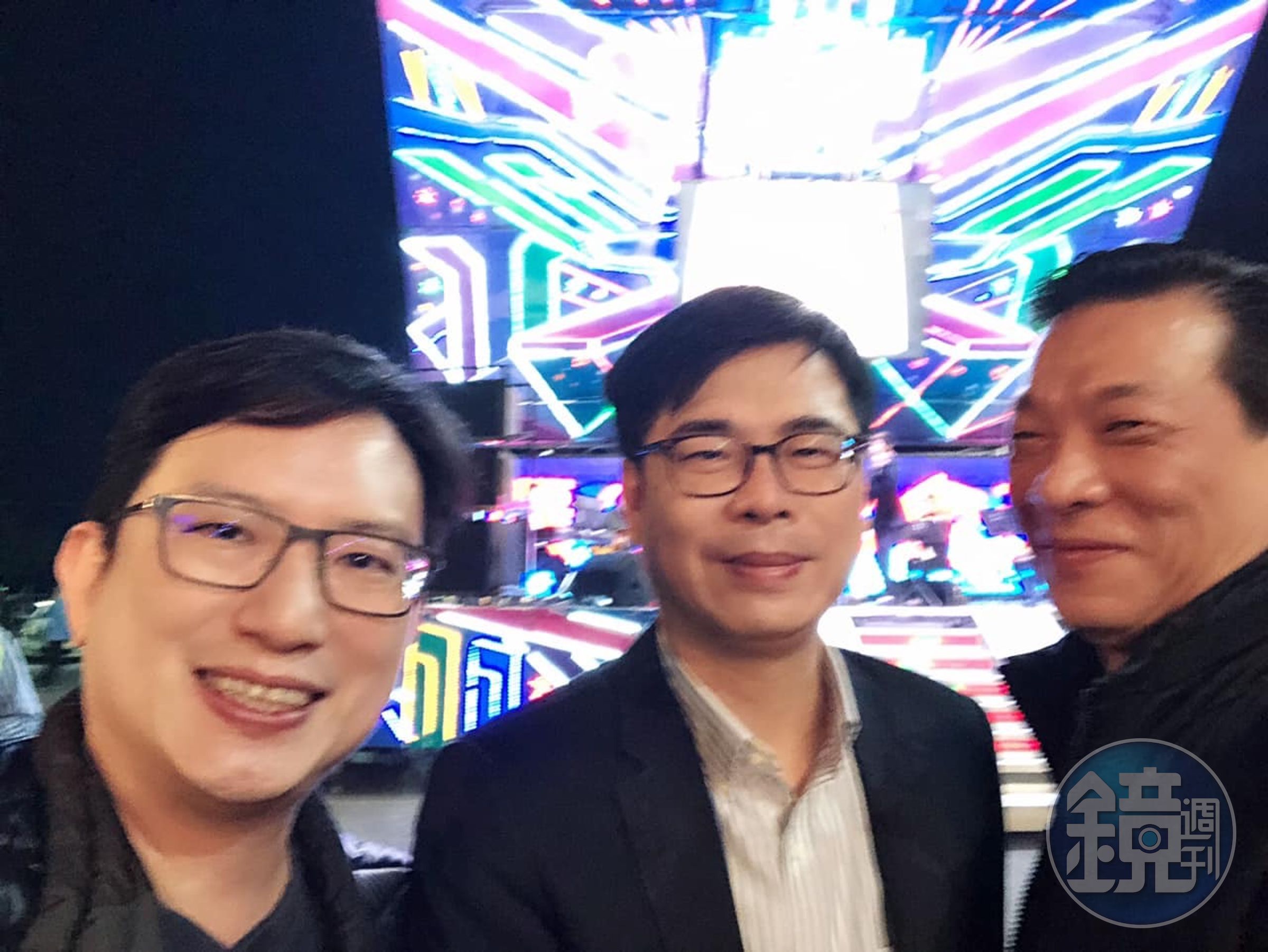 三聯集團吸金案主嫌徐少東（右1）與高雄市長陳其邁（中）合照。（讀者提供）