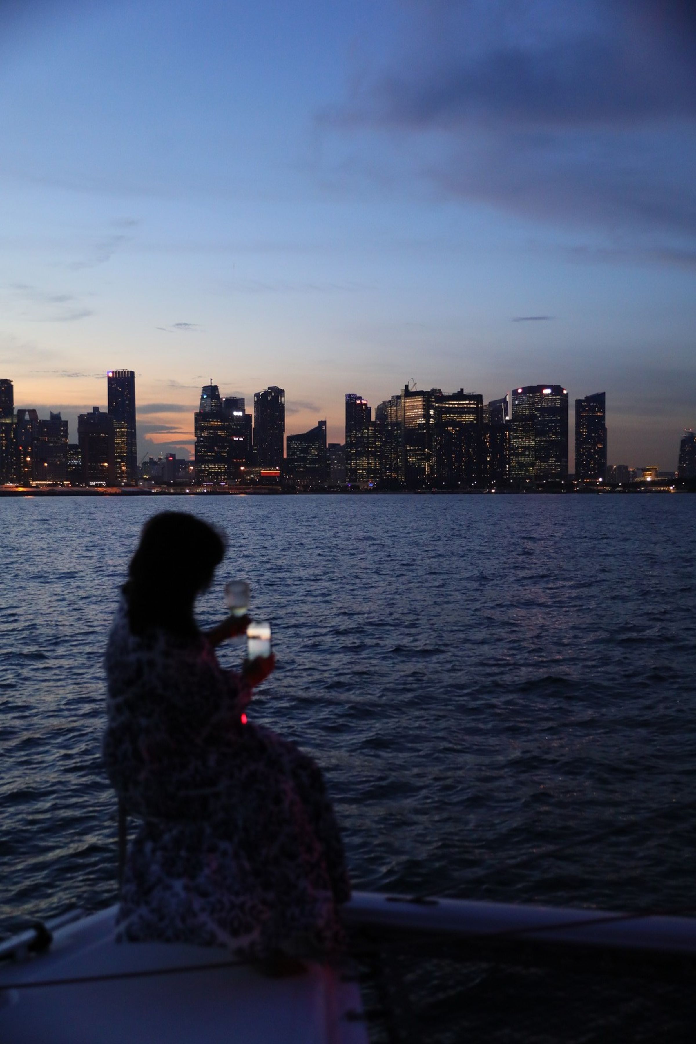 海上看夕陽搭配的總是凌亂的髮絲。