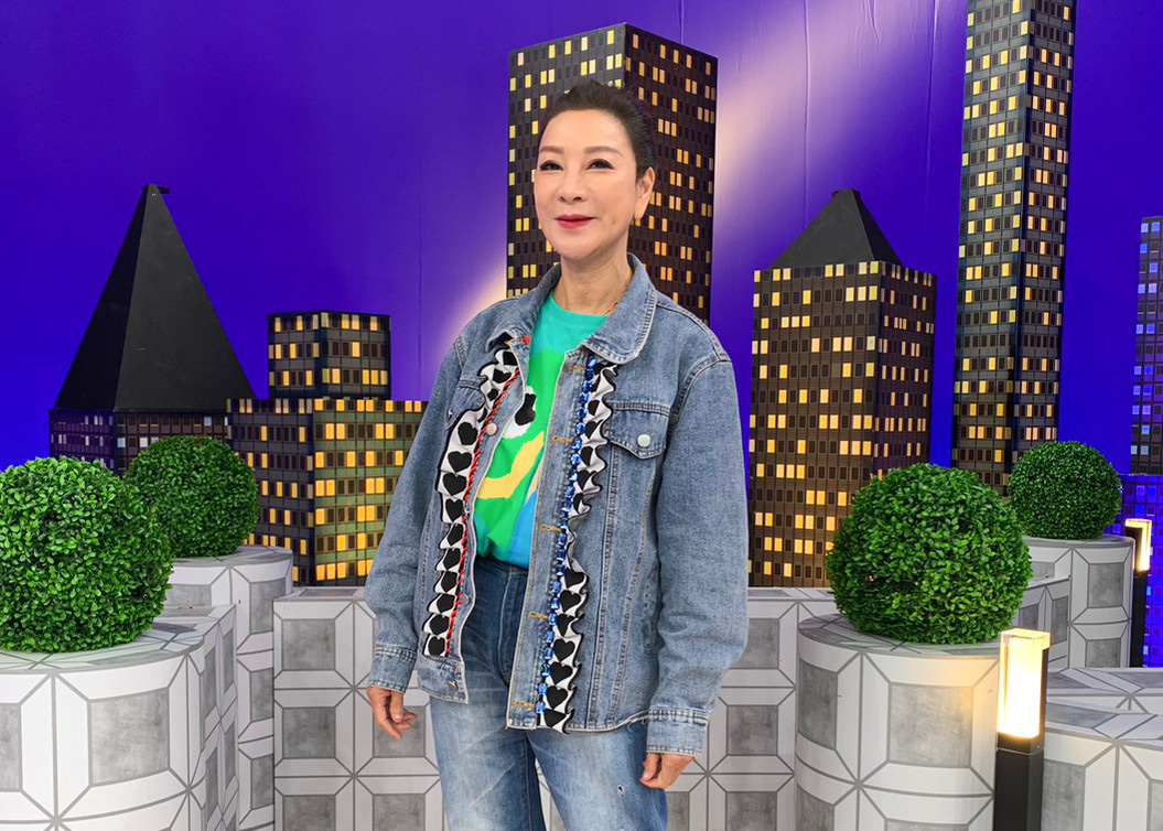 楊繡惠錄影自曝在車後座尿尿的慘痛經驗。（衛視中文台提供）