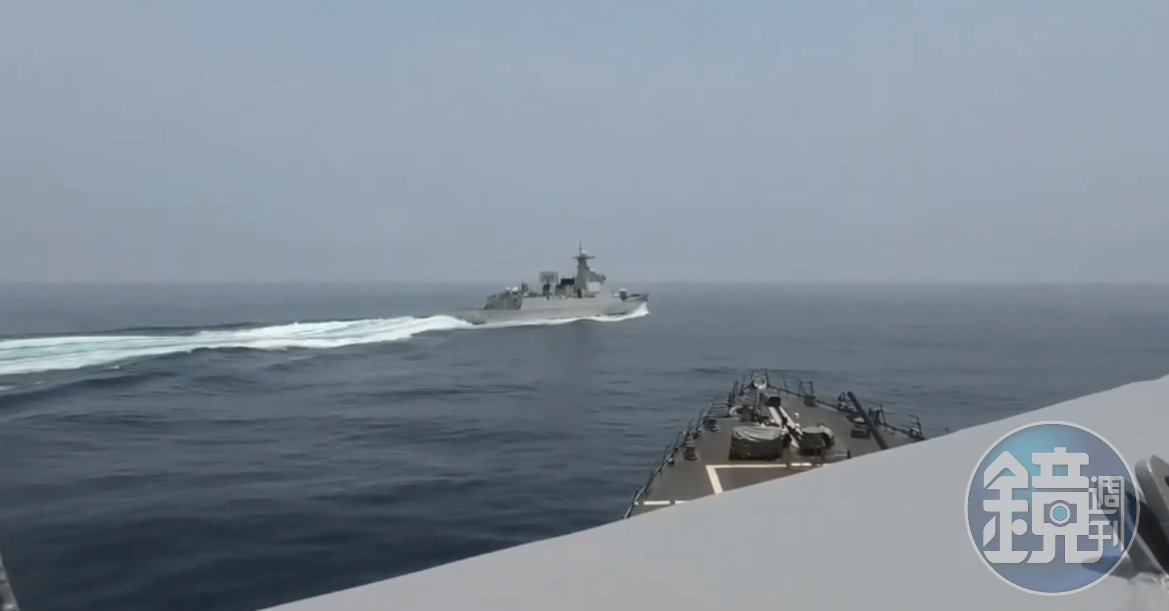 美軍在台海演習期間，中共軍艦迅速航行穿越切入前方位置。（翻攝自dvidshub.net）