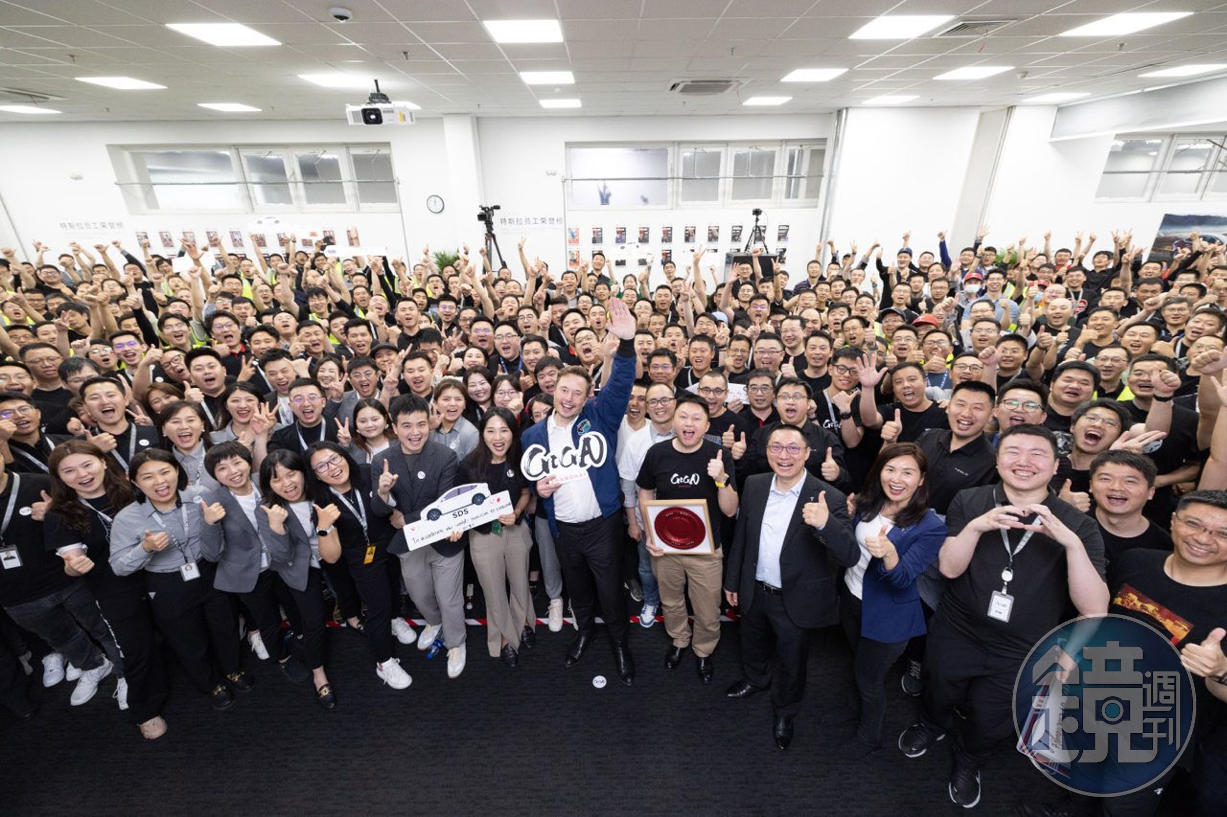 馬斯克結束訪中行程後，返回美國僅貼出在上海特斯拉超級工廠的合影照。（翻攝自推特@elonmusk）