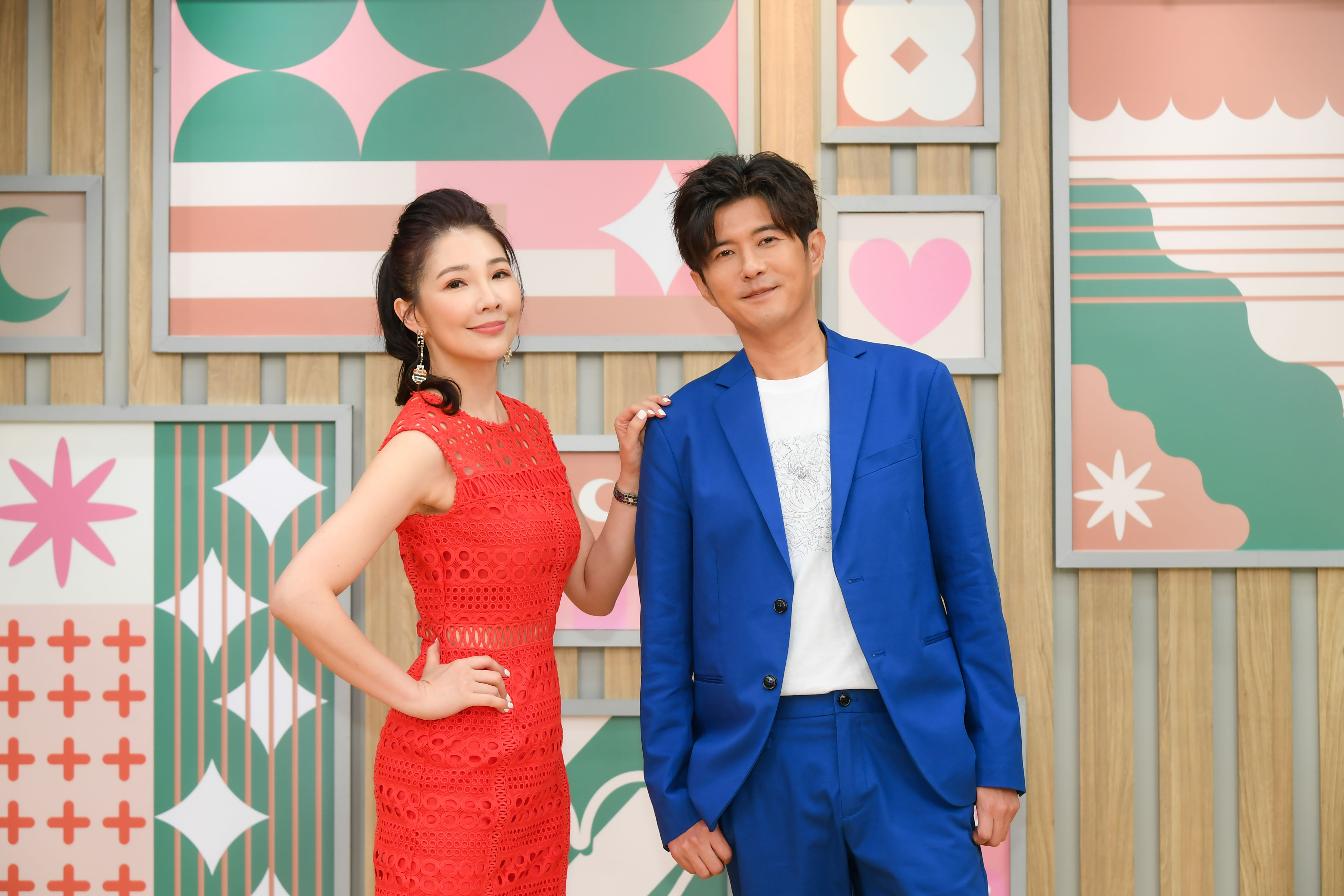 林書煒（左）、顏永烈主持《婆媳當家》邁入九週年。（三立提供）