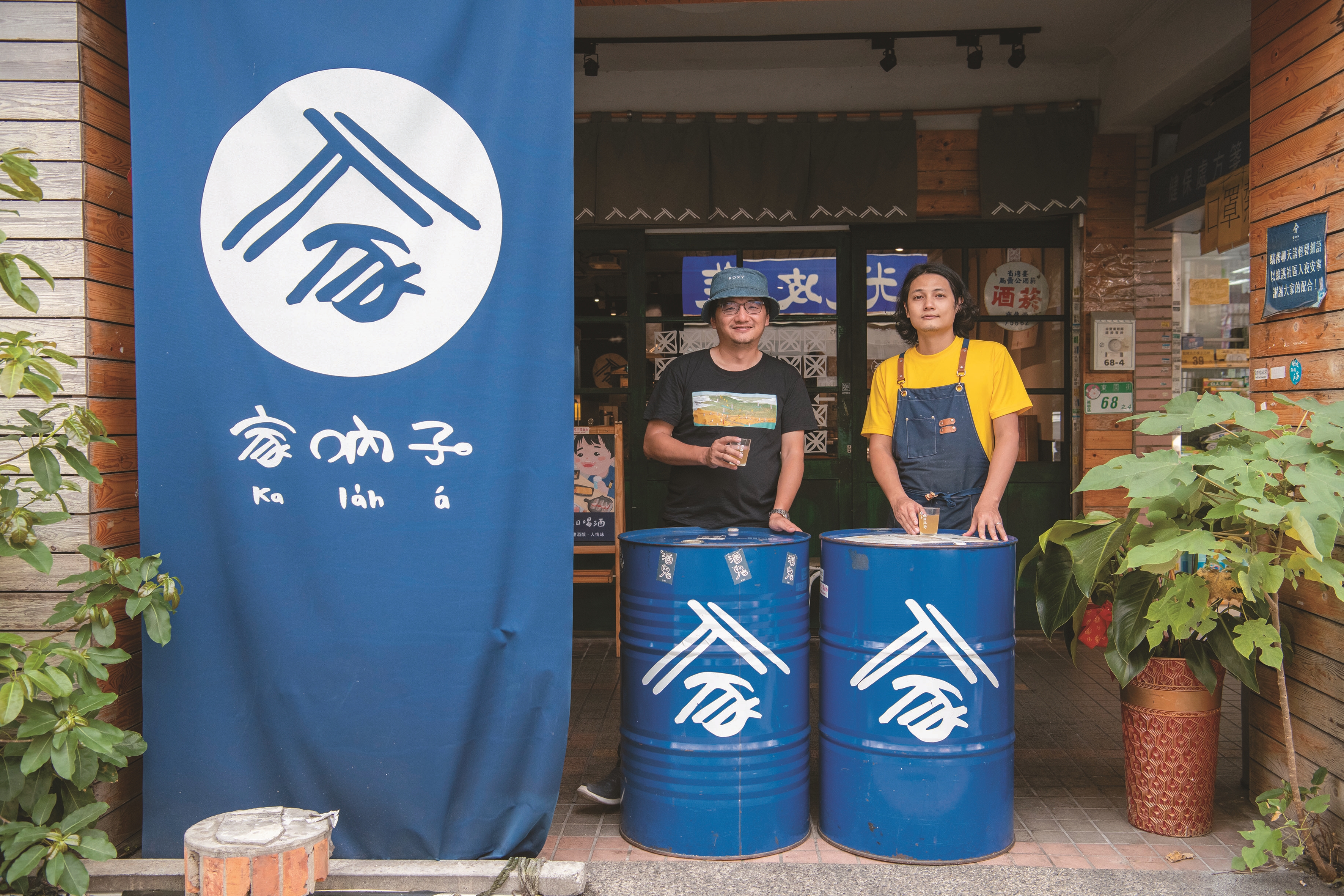 返鄉創業的施景耀（左）與「家吶子」老闆Chris都希望自己能讓家鄉變得更好。