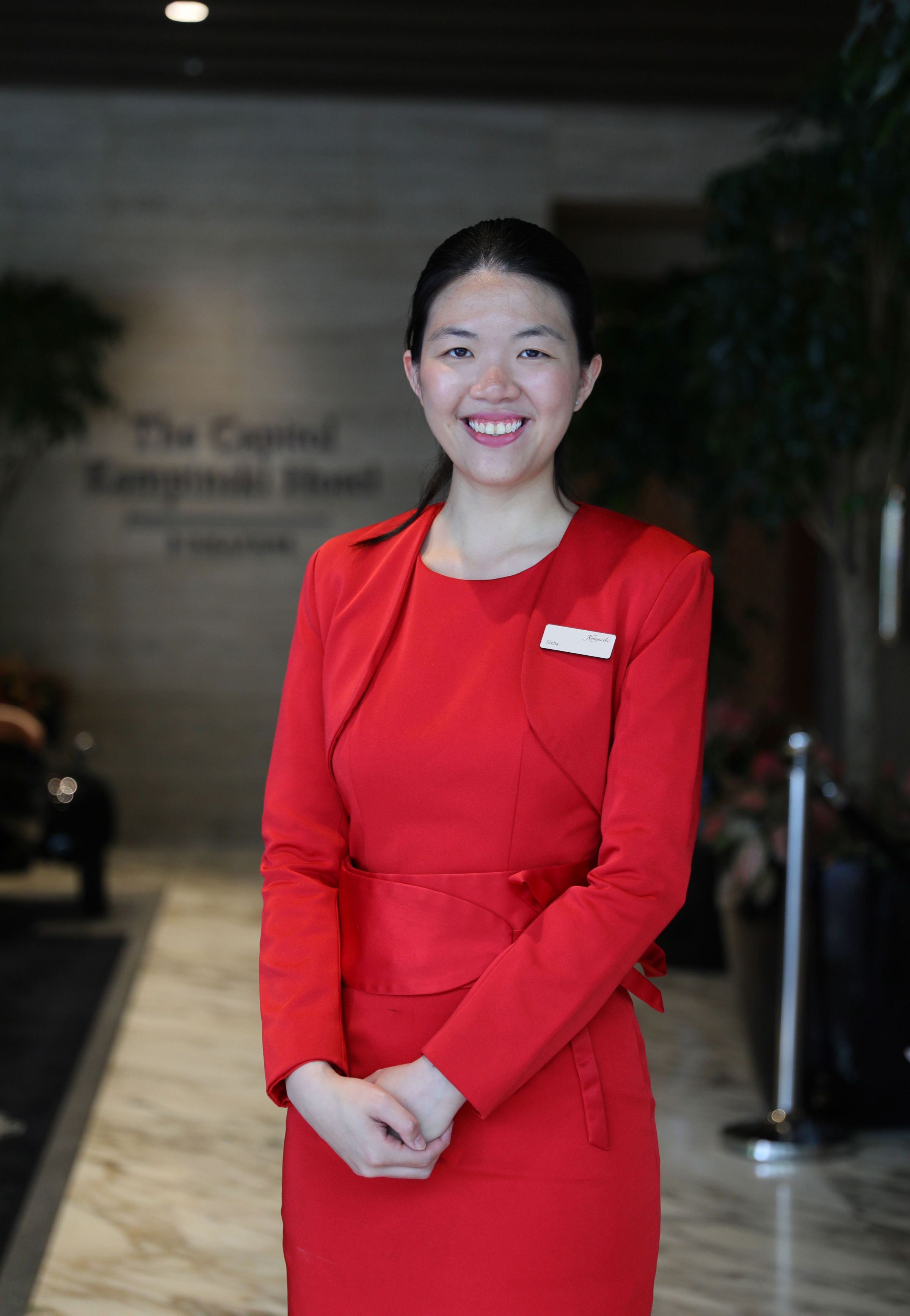 「紅衣女孩」是凱賓斯基酒店標誌性的象徵，也是服務客人很到位的管家。
