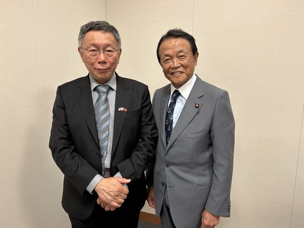 柯文哲（左）訪日行程第三天，證實密會日本前首相麻生太郎（右）。（民眾黨提供）