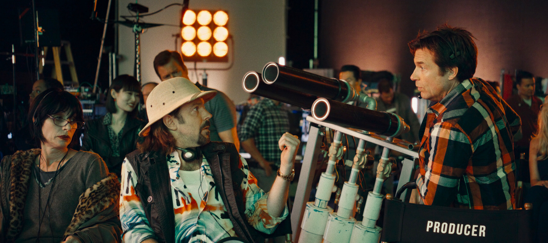 《老闆不是人》的2位男星傑森貝特曼、傑森蘇戴西斯都跑來為老搭檔查理戴的《大愚樂家》跨刀客串。（采昌提供）