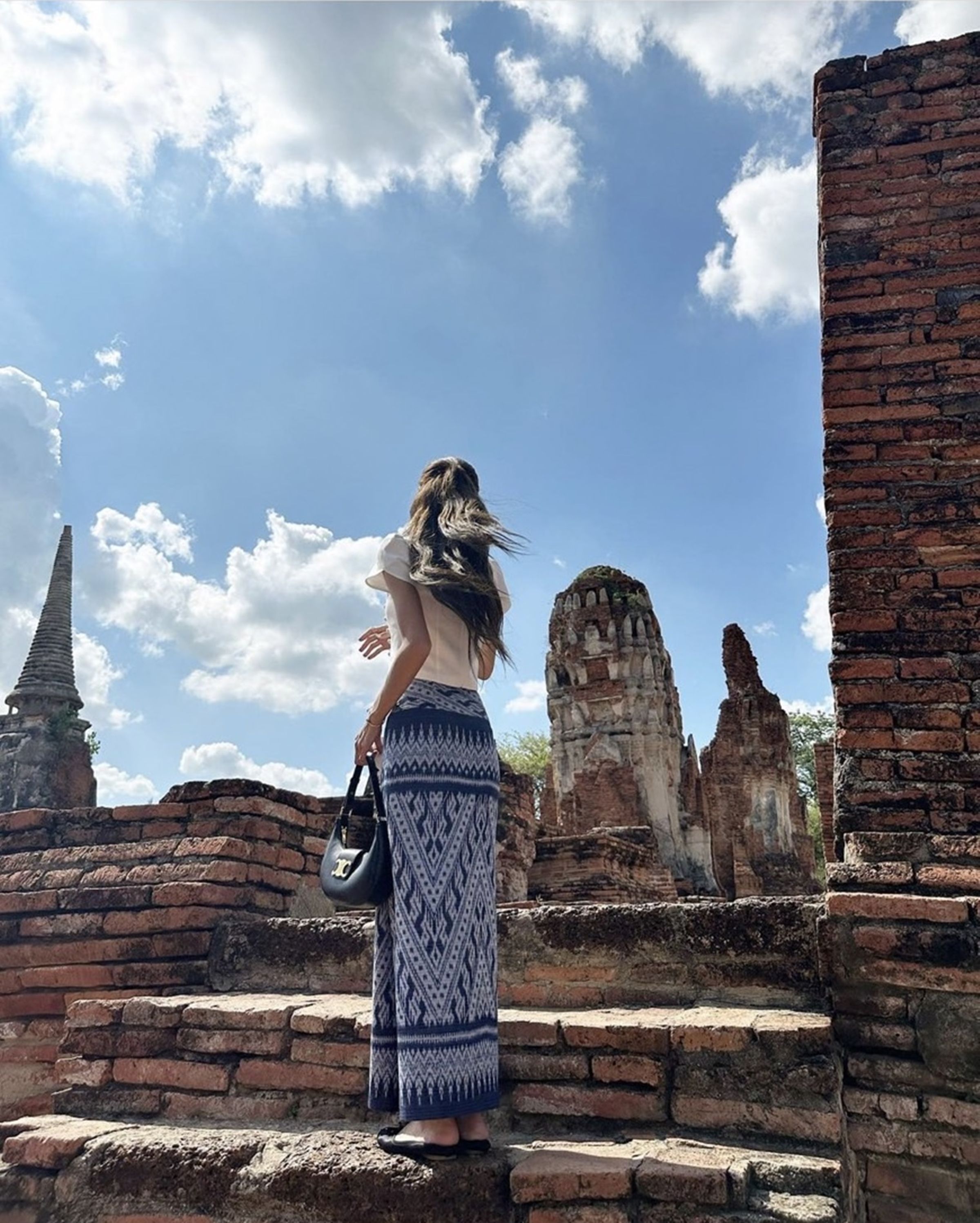 Lisa身上的泰式傳統筒裙,按單製作,目前要等1個月。(翻攝自Lisa IG)