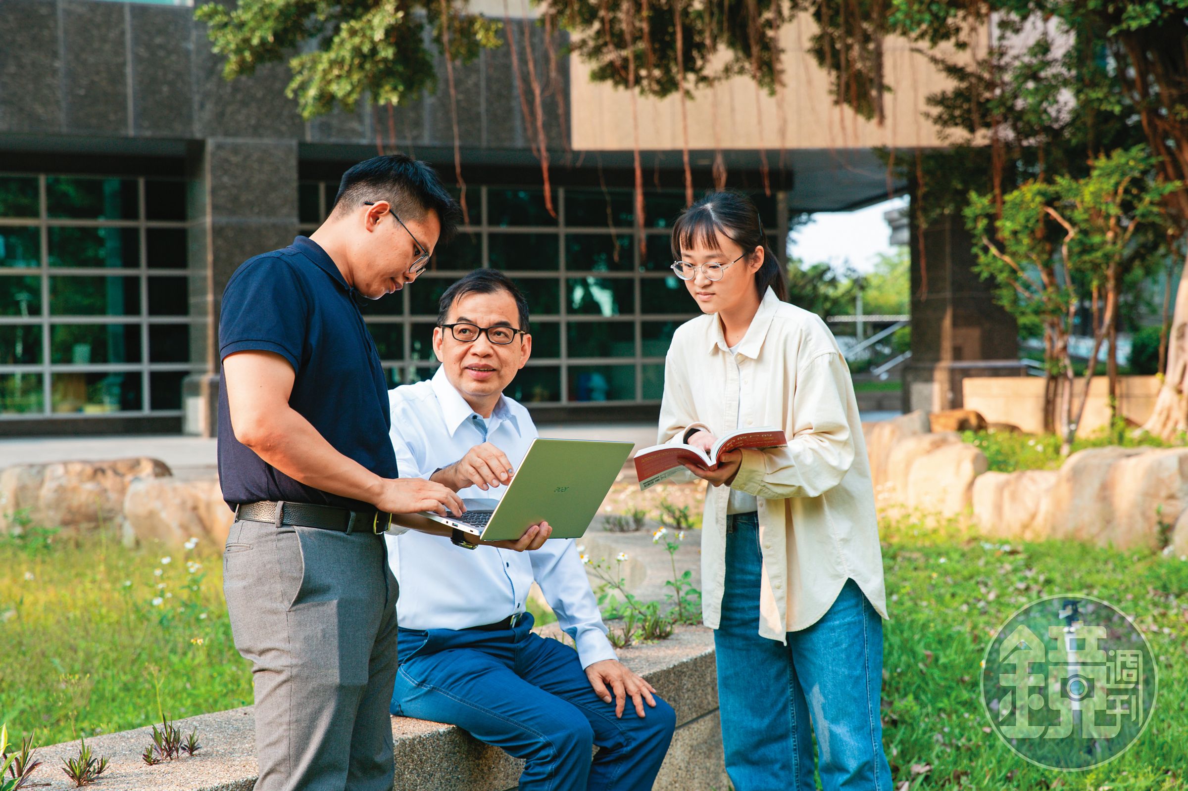 鄭廳宜（中）在僑光科技大學授課，與學生相處亦師亦友，講課幽默激發投資興趣。