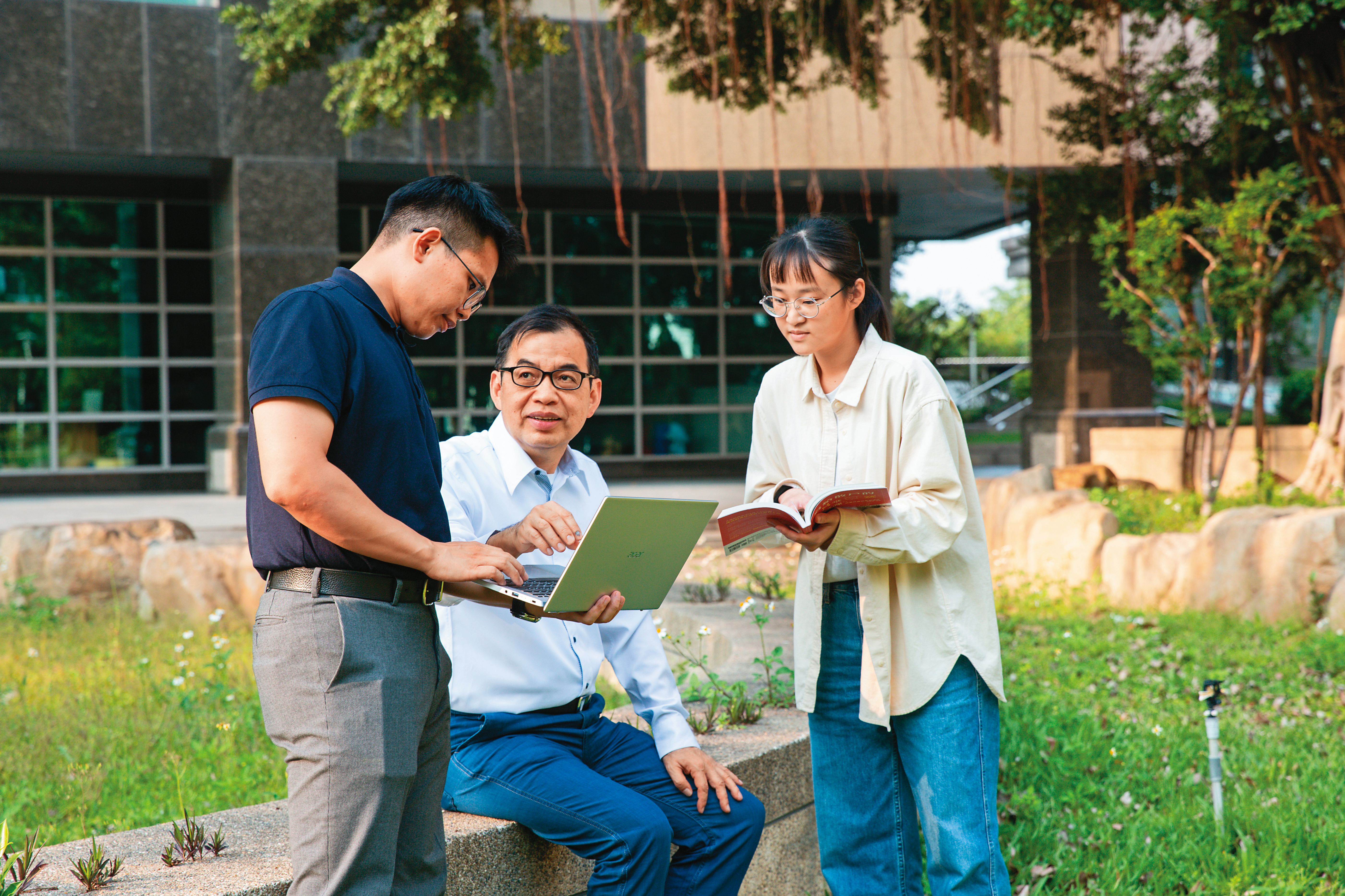 鄭廳宜（中）在僑光科技大學授課，與學生相處亦師亦友，講課幽默激發投資興趣。