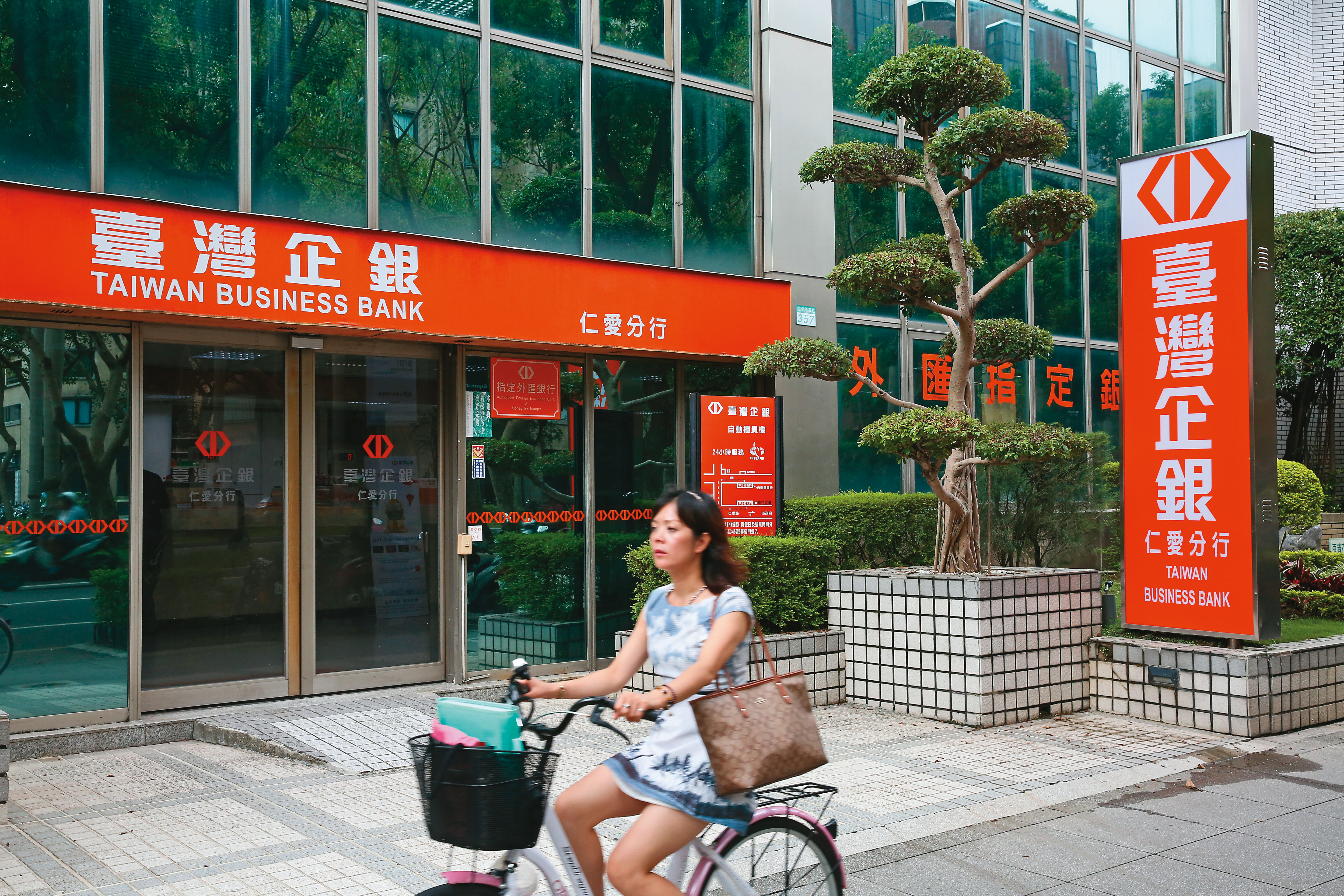 台企銀獲利持續創高，股價位階也較低，是鄭廳宜的心頭好。