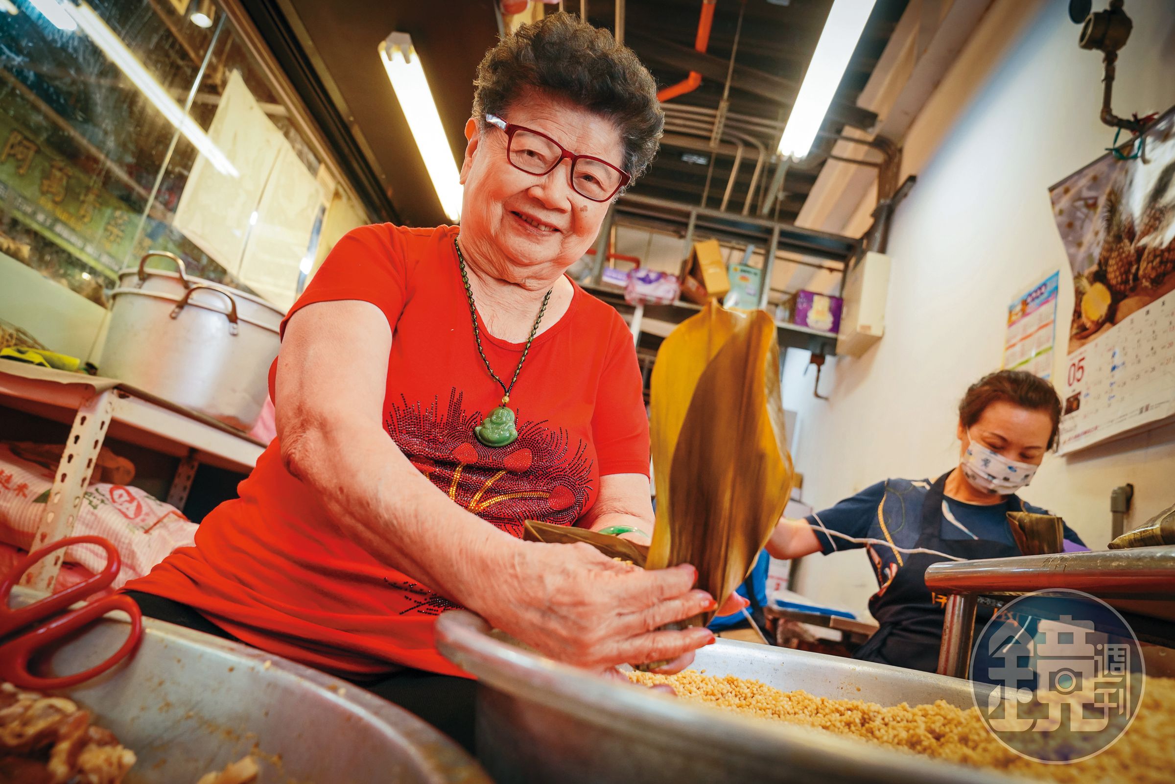 南園食品創始人鍾曾春玉（左），高齡90歲，仍每天清晨就到南門市場鋪上坐鎮。她固守的家鄉味已陪伴台北人近一甲子。