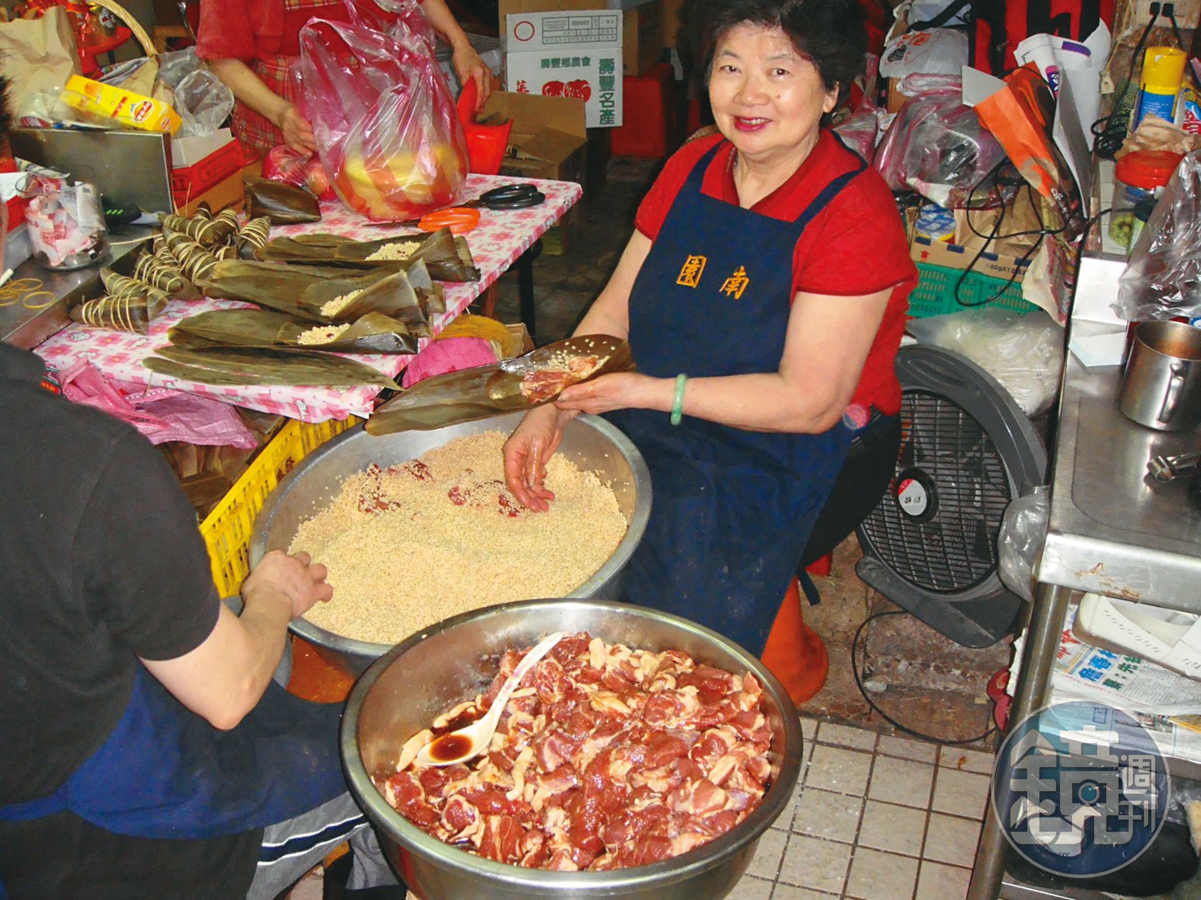 早期在市場，總能看到鍾奶奶親包粽子的身影。（南園食品提供）