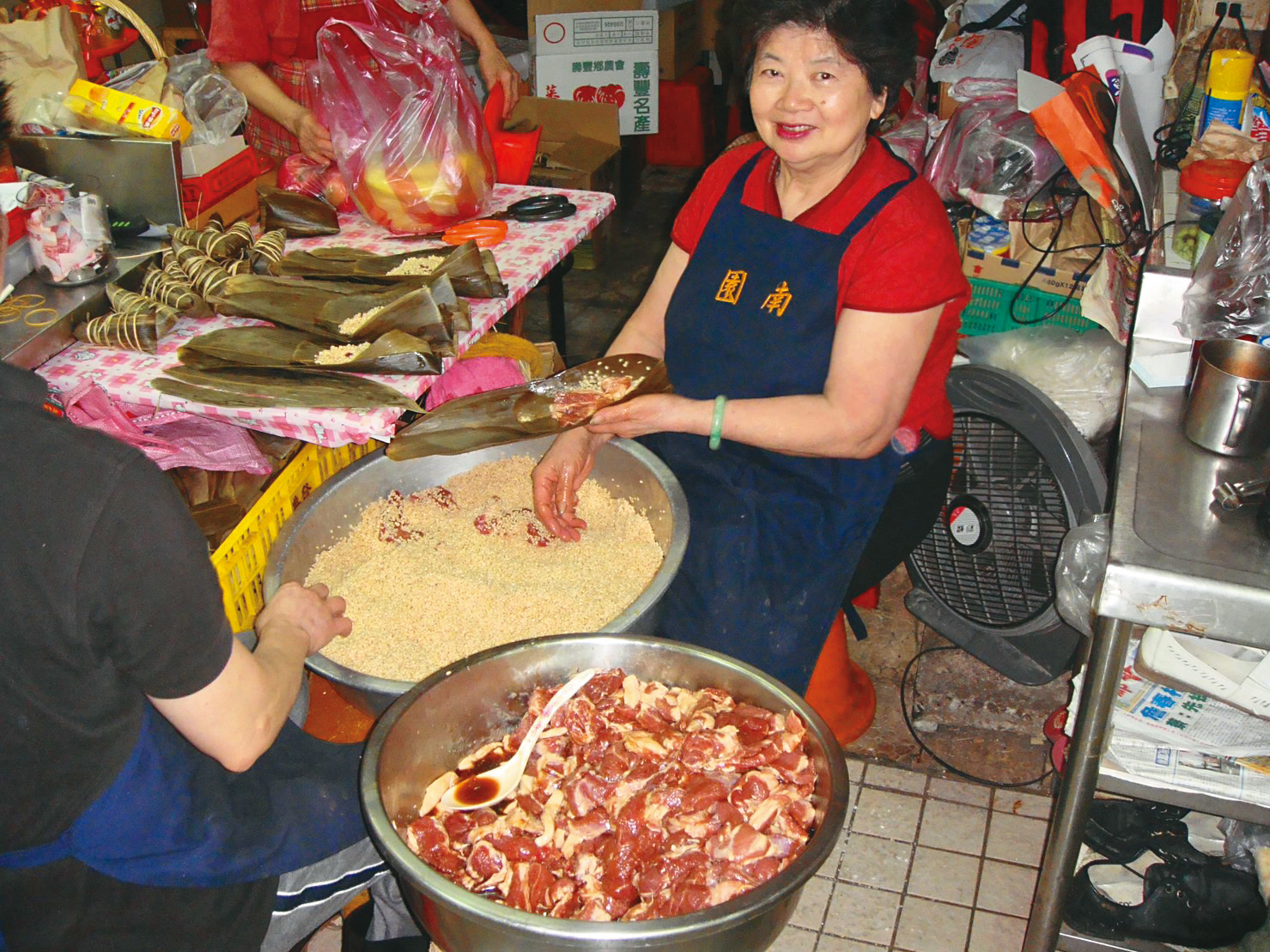 早期在市場，總能看到鍾奶奶親包粽子的身影。（南園食品提供）