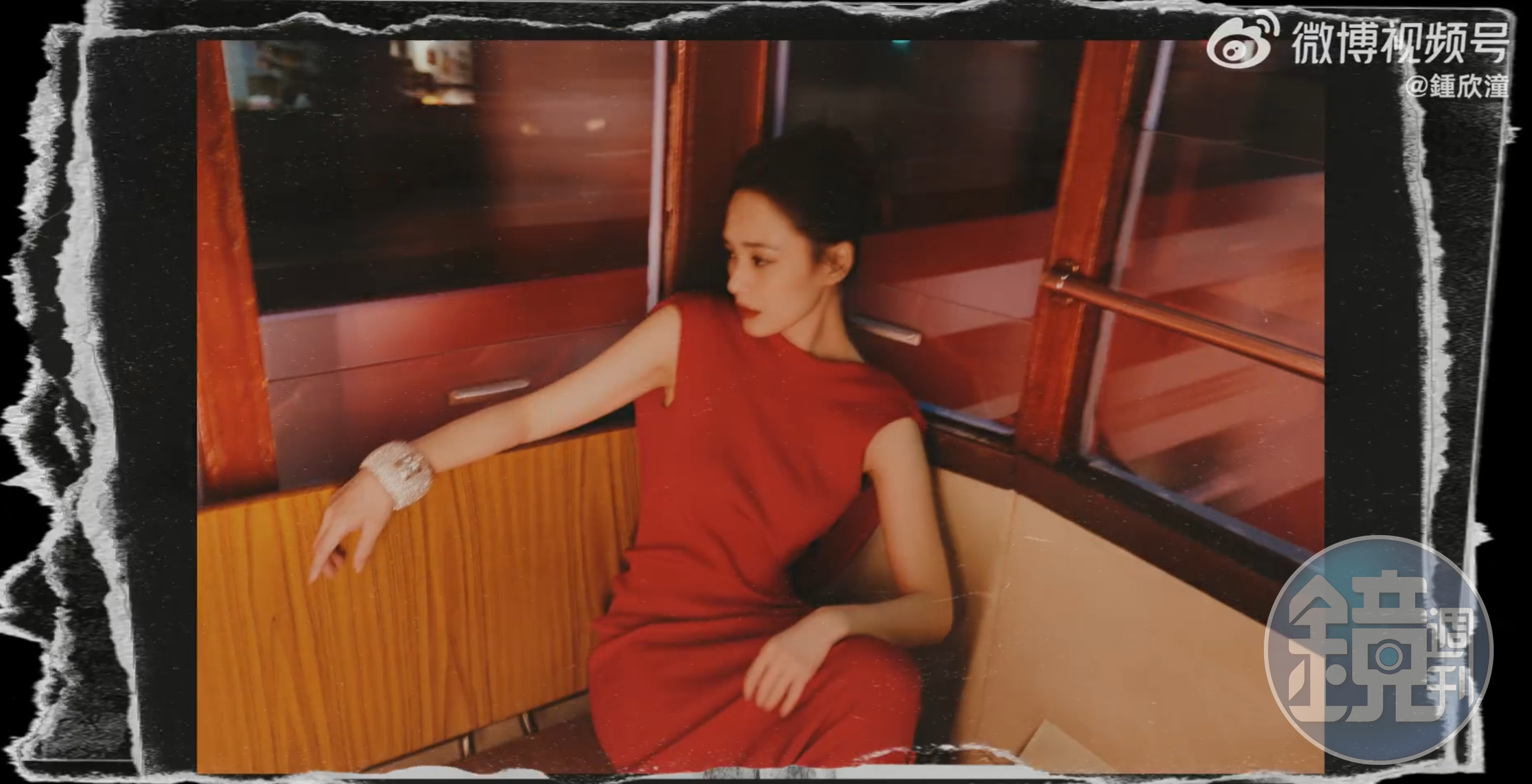 坐在電車上的阿嬌搭配火紅禮服，氛圍感十足，猶如女神出巡。（翻攝自阿嬌微博）