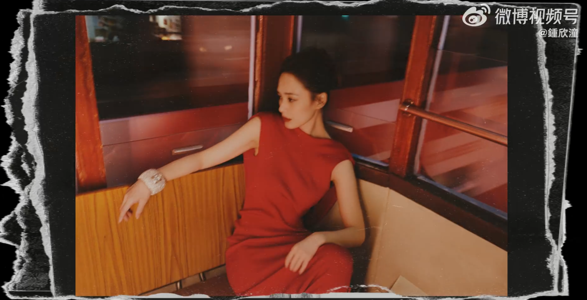 坐在電車上的阿嬌搭配火紅禮服,氛圍感十足,猶如女神出巡。(翻攝自阿嬌微博)