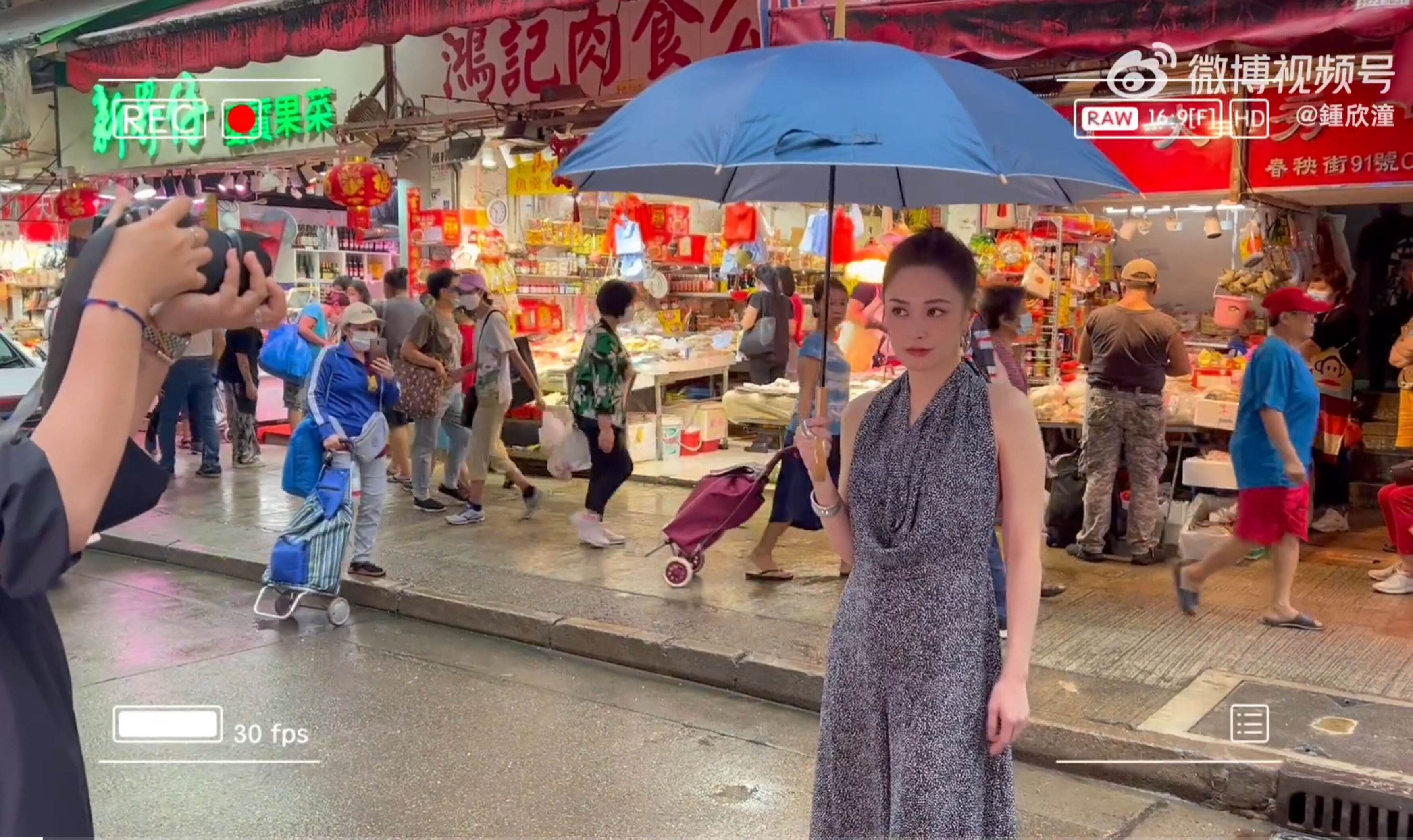 阿嬌打扮成貴婦赴菜市場買菜，肌膚吹彈可破，路人也忍不住緊盯。（翻攝自阿嬌微博）