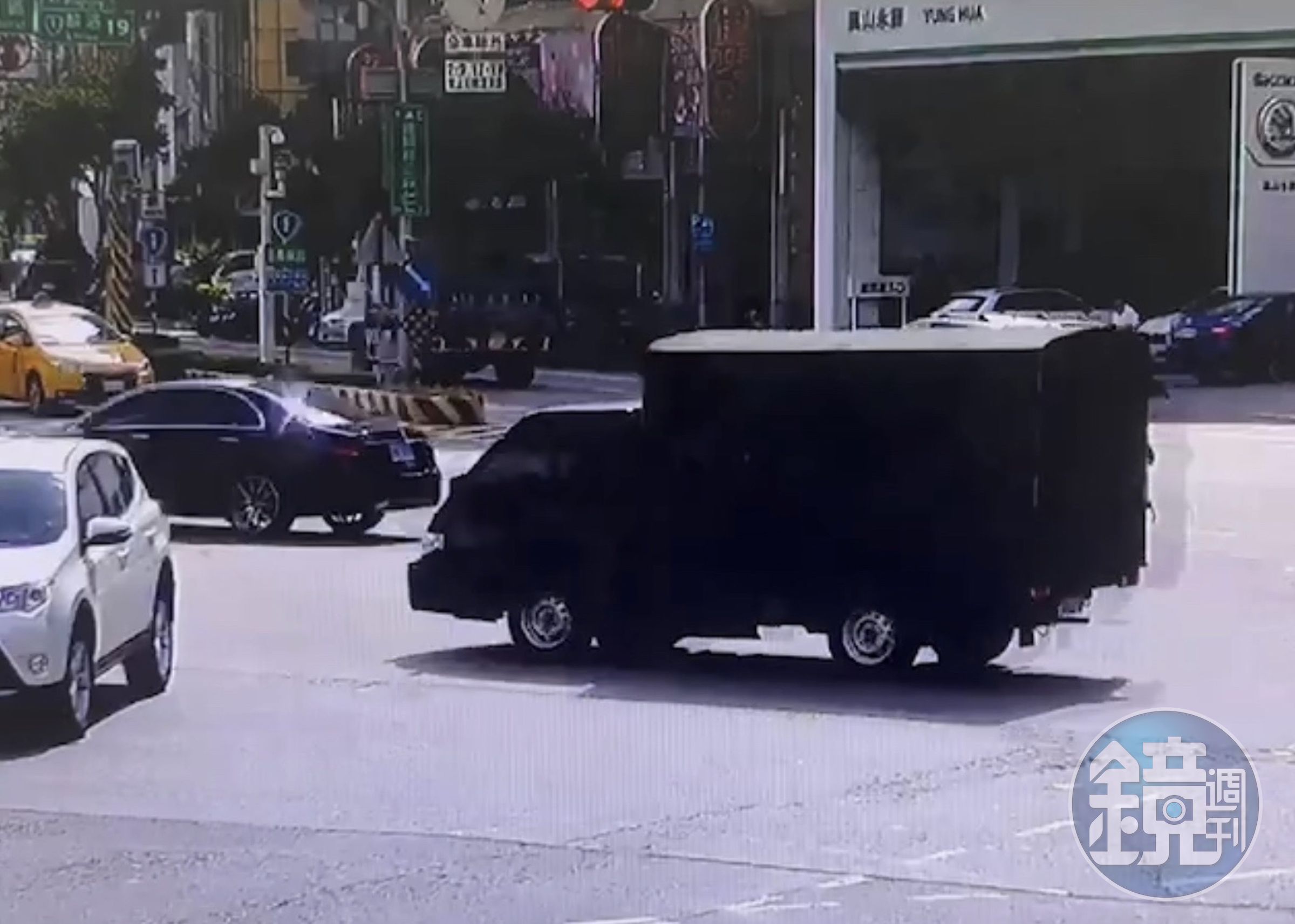 路人在高雄街頭拾獲一箱步槍彈殼，經調閱監視器是8軍團貨車掉落。（翻攝畫面）