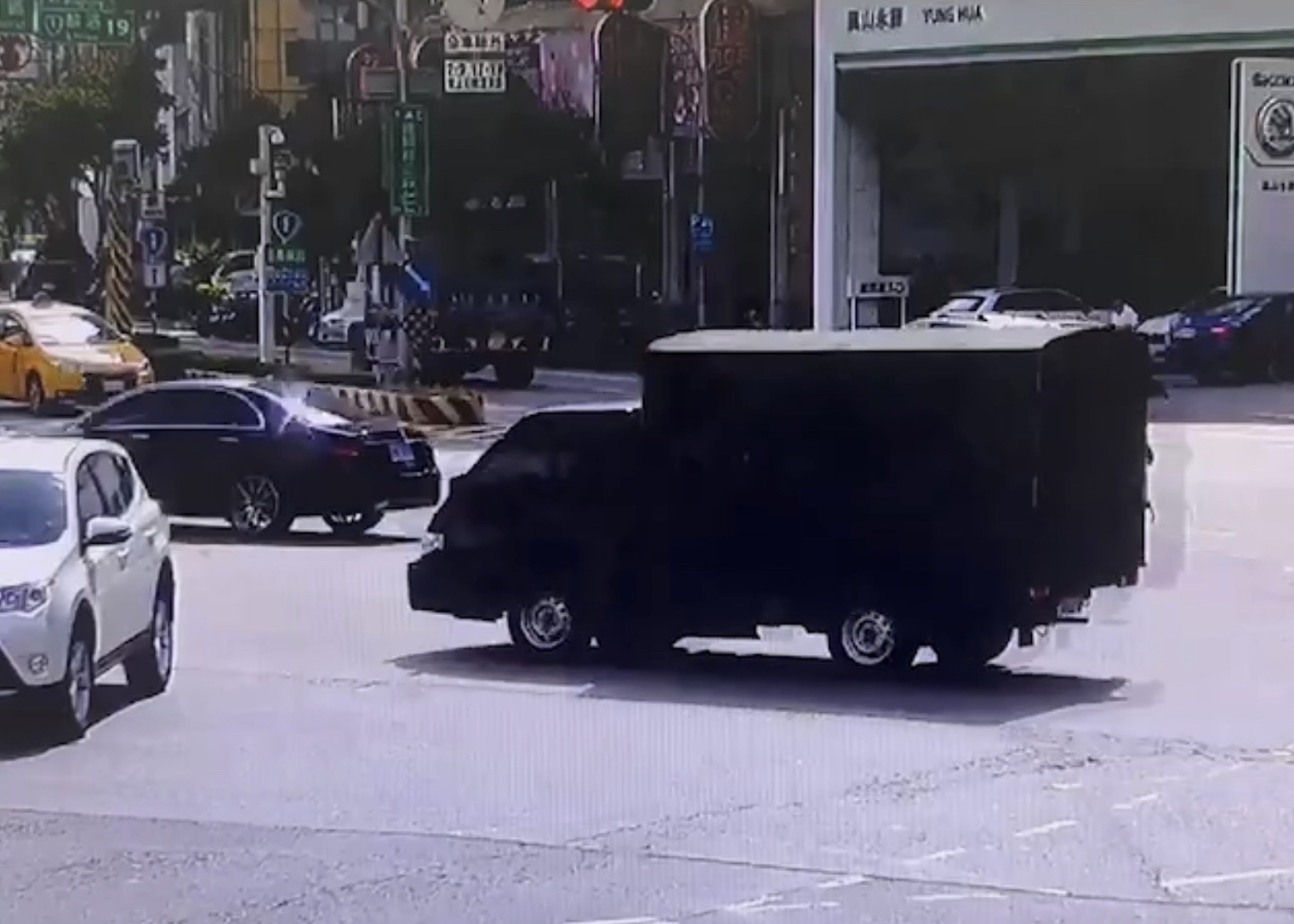 路人在高雄街頭拾獲一箱步槍彈殼，經調閱監視器是8軍團貨車掉落。（翻攝畫面）