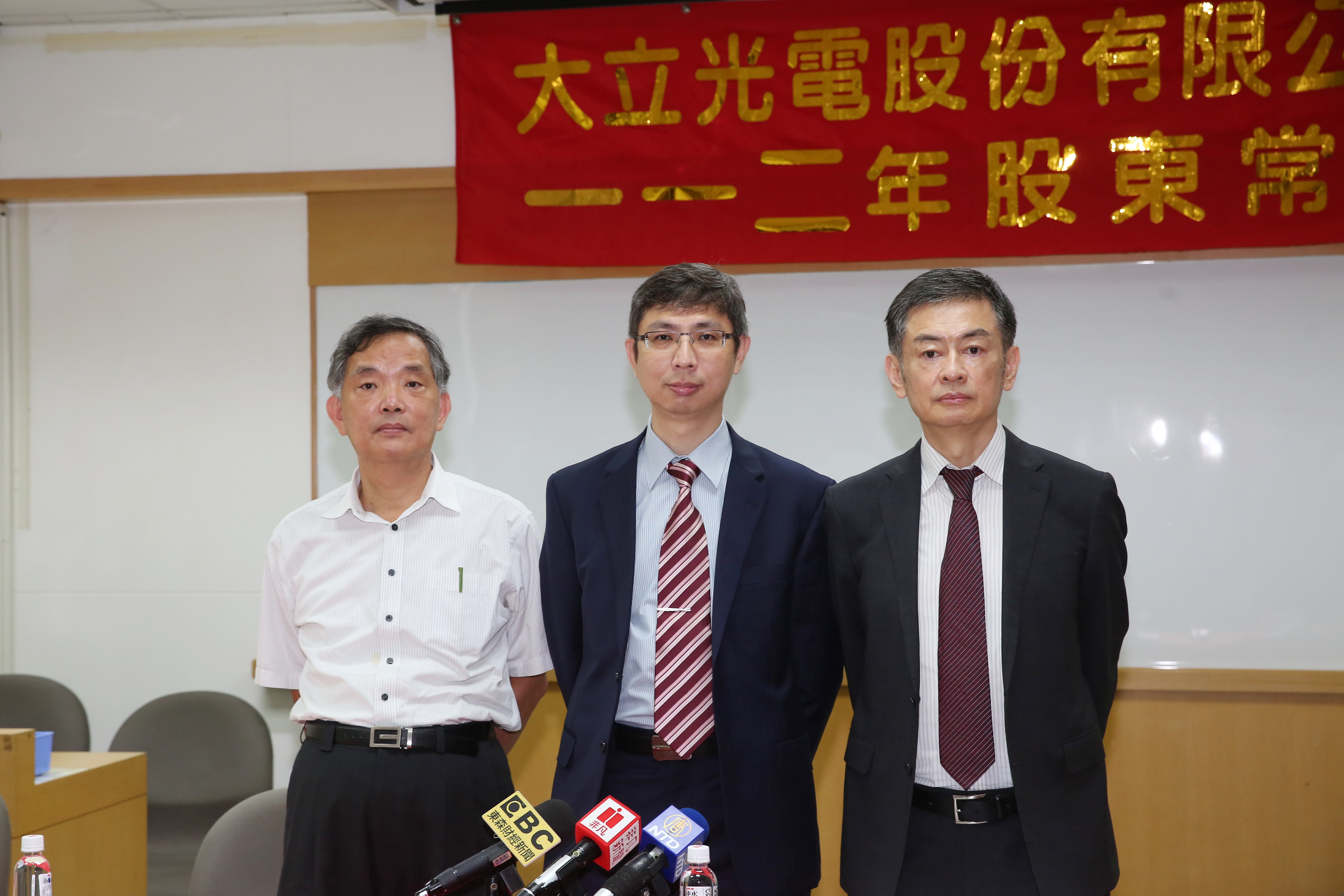 大立光股東會花13分鐘開完，首度公開亮相的總經理黃有執（中）相當低調。