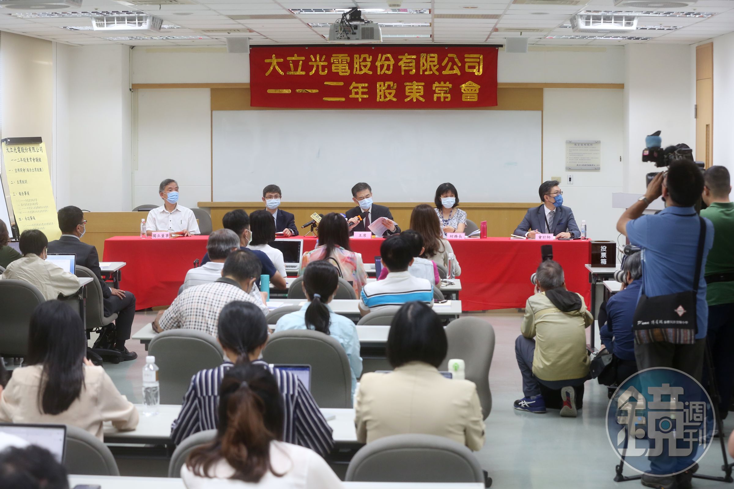 股東會現場有小股東力挺林恩平,喊出大立光股價重返6,000元大關。