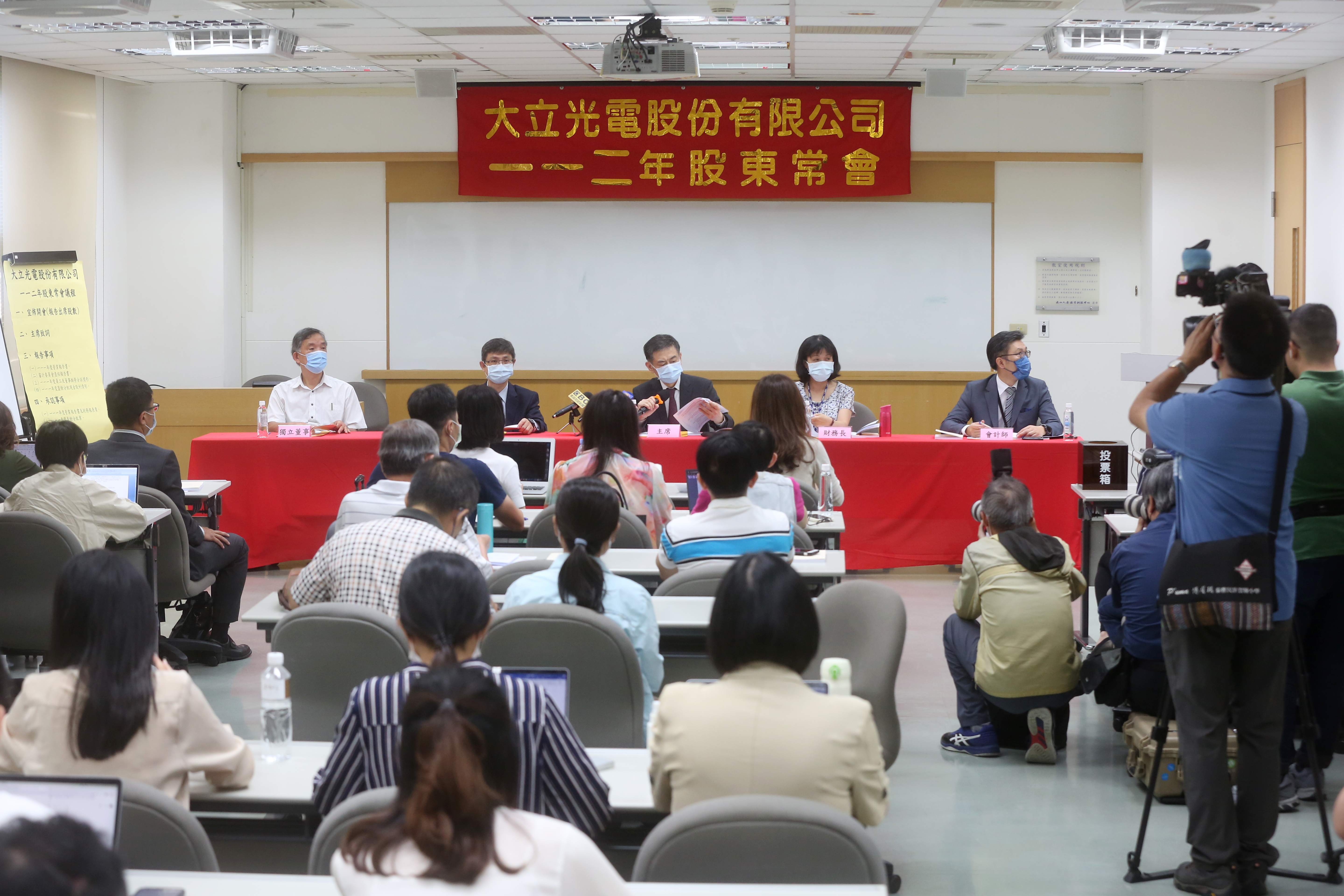 股東會現場有小股東力挺林恩平，喊出大立光股價重返6,000元大關。