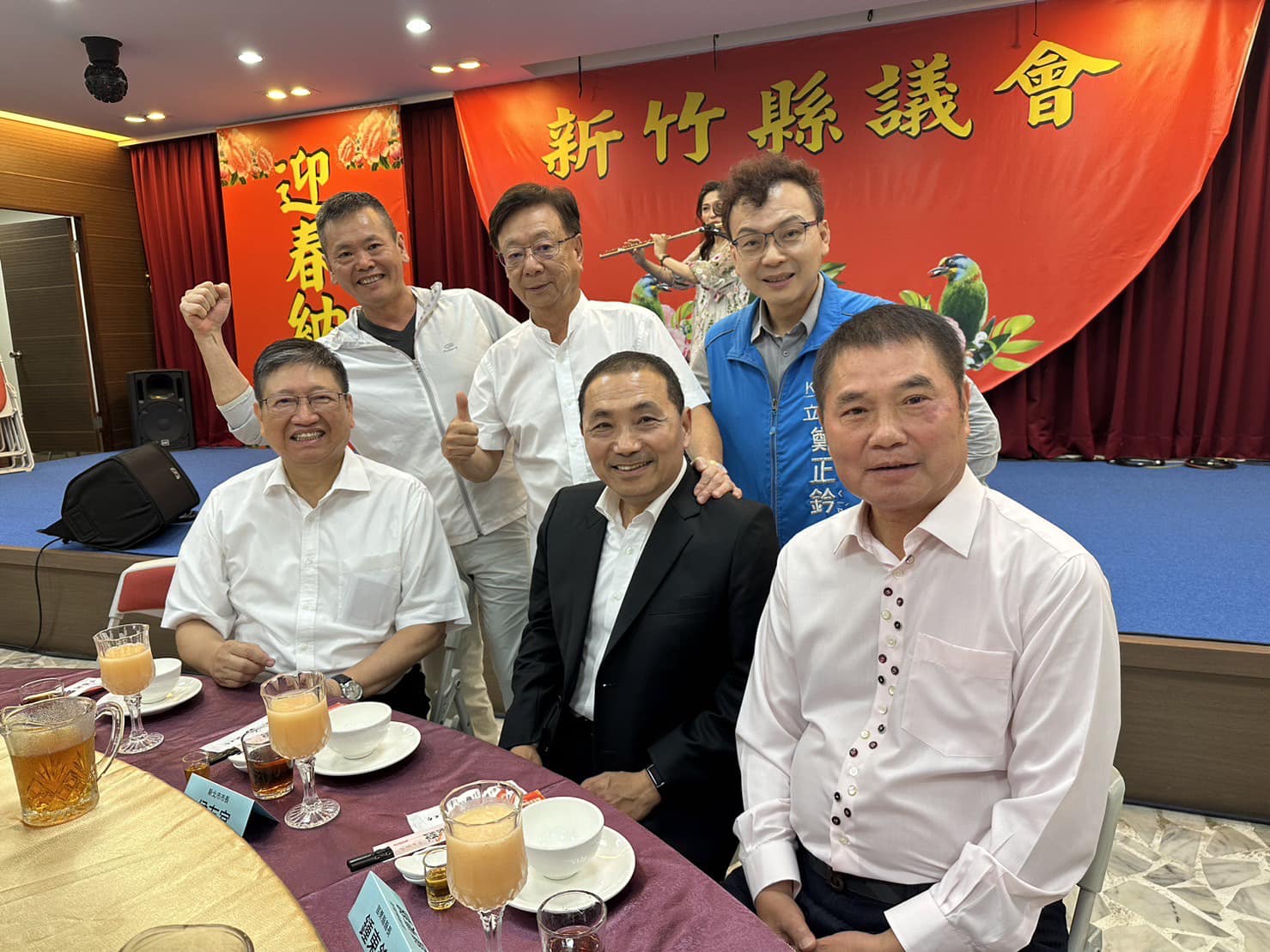 侯友宜（下排中）與宣明智（上排中）看似交情非常好。（翻攝自林為洲臉書）